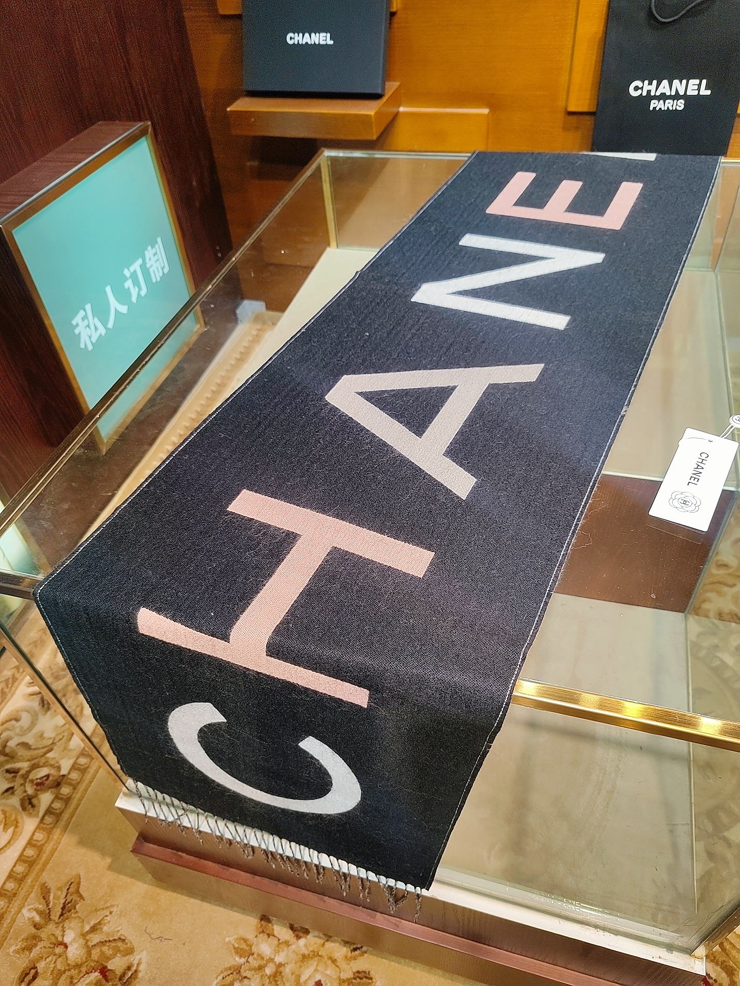 ，香奈兒新品圍巾，這條必須推雖然是25C吊牌，但25。開始之後這條才進櫃有多種顏色可挑首推粉色這條，實在