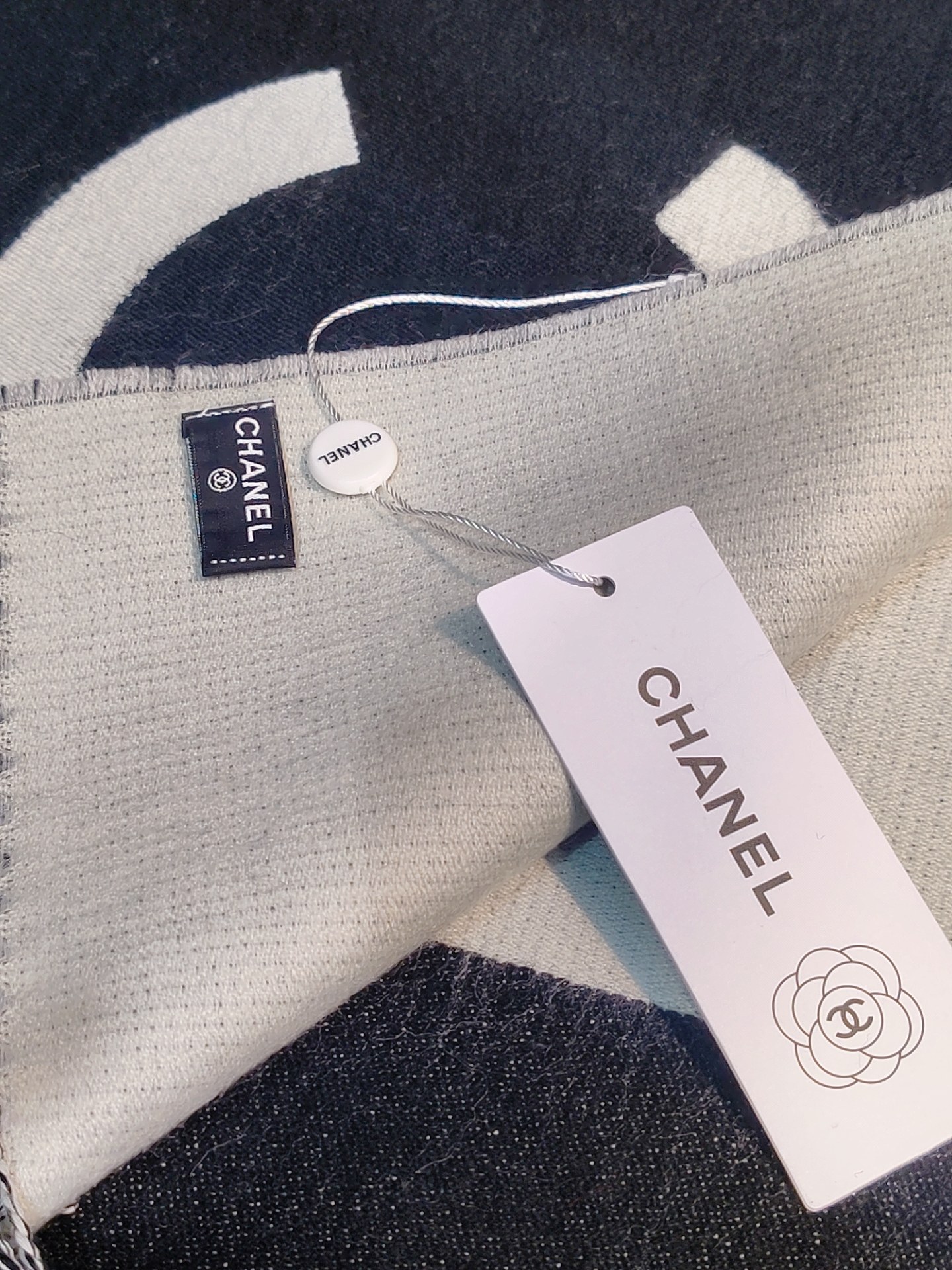 ，香奈兒新品圍巾，這條必須推雖然是25C吊牌，但25。開始之後這條才進櫃有多種顏色可挑首推粉色這條，實在