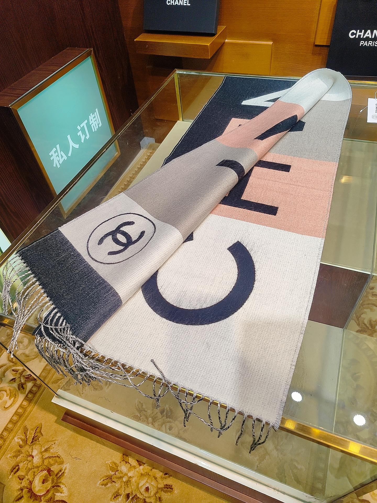 ，香奈兒新品圍巾，這條必須推雖然是25C吊牌，但25。開始之後這條才進櫃有多種顏色可挑首推粉色這條，實在