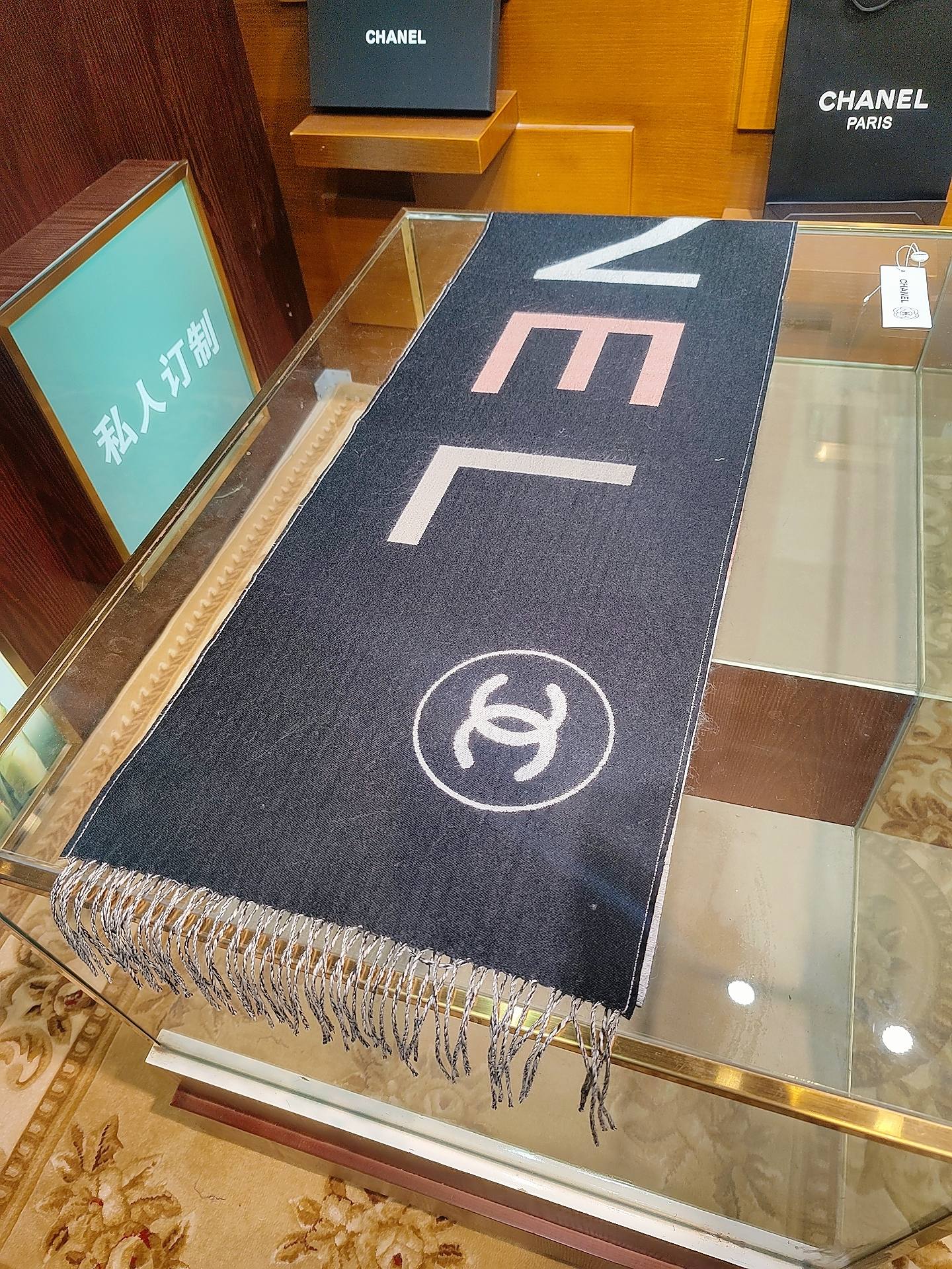 ，香奈兒新品圍巾，這條必須推雖然是25C吊牌，但25。開始之後這條才進櫃有多種顏色可挑首推粉色這條，實在