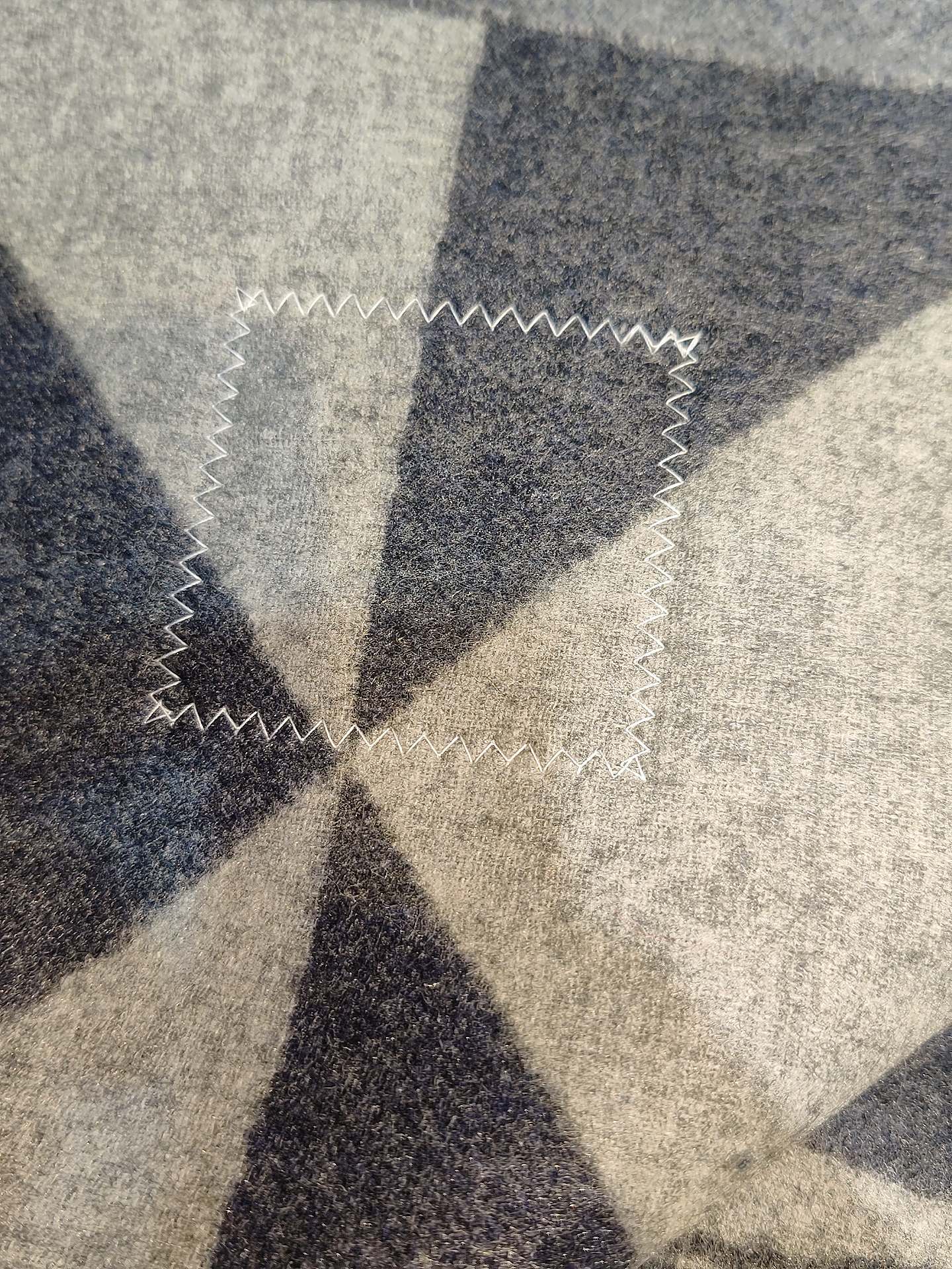 西太后羊毛菱格拼色英伦风流苏围巾/披肩，秋冬杀手锏，一眼爱上💞💞💞降温必备神器，超显脸小，秋冬氛围感拿捏