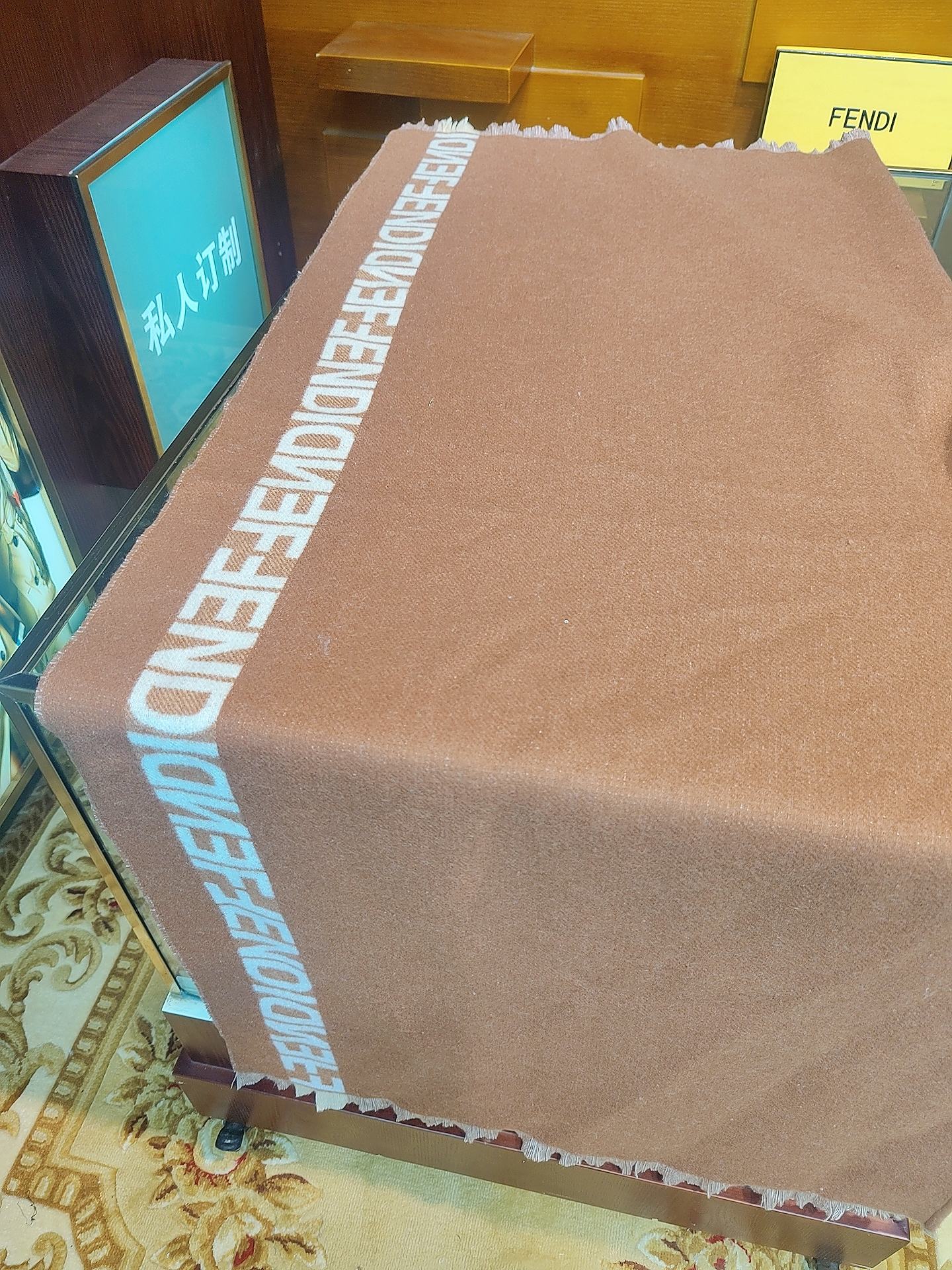 ，芬迪Fendi连帽斗篷，大极品，正儿八经的好东西，时下刮起了FF风~~据说很多人去专柜只要是FF都全系