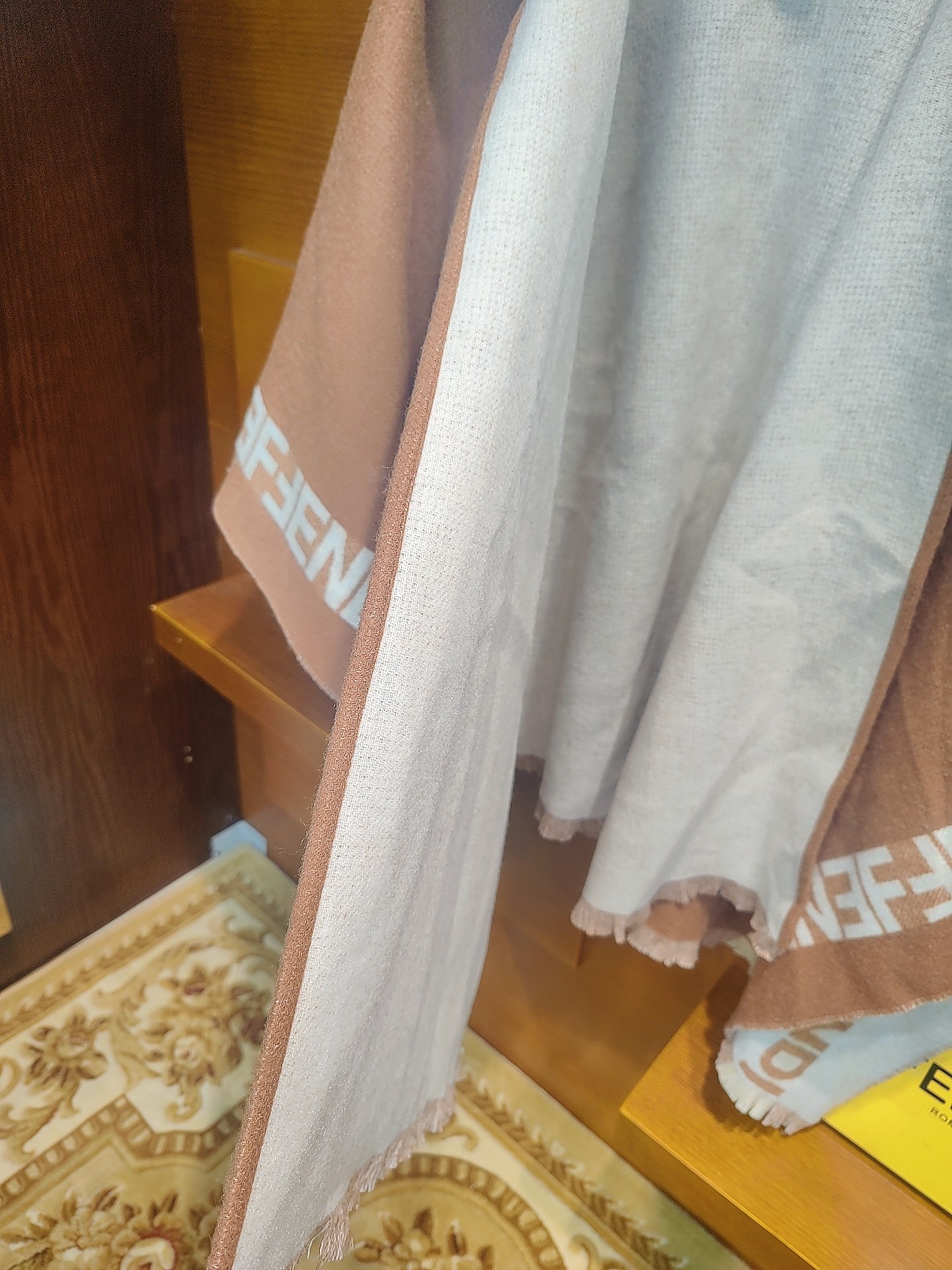 ，芬迪Fendi连帽斗篷，大极品，正儿八经的好东西，时下刮起了FF风~~据说很多人去专柜只要是FF都全系