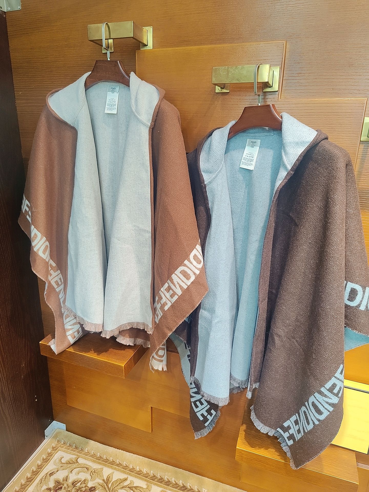 ，芬迪Fendi连帽斗篷，大极品，正儿八经的好东西，时下刮起了FF风~~据说很多人去专柜只要是FF都全系