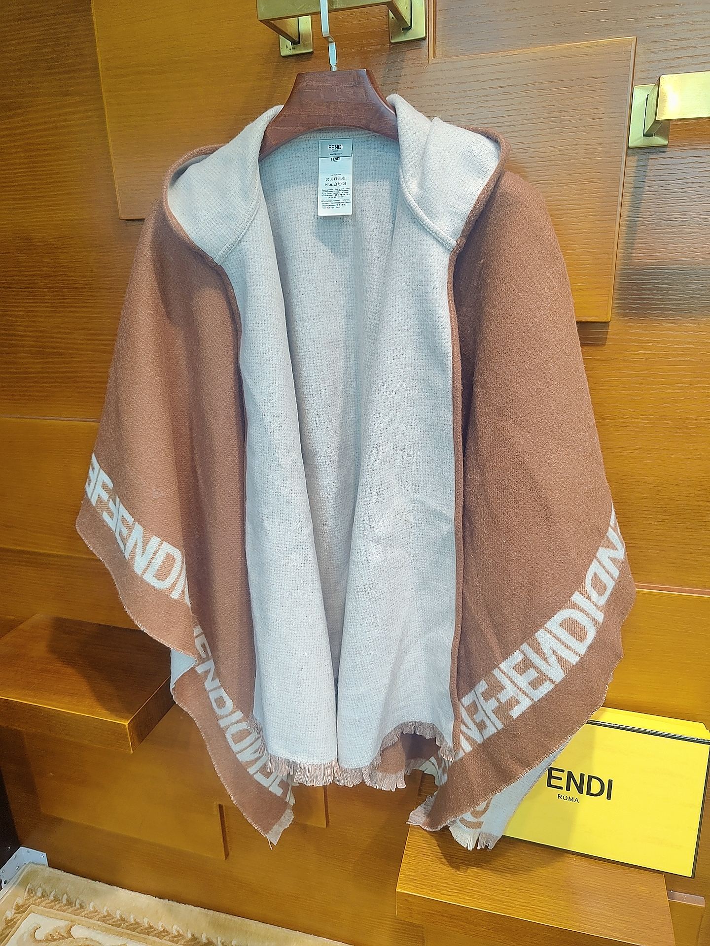 ，芬迪Fendi连帽斗篷，大极品，正儿八经的好东西，时下刮起了FF风~~据说很多人去专柜只要是FF都全系