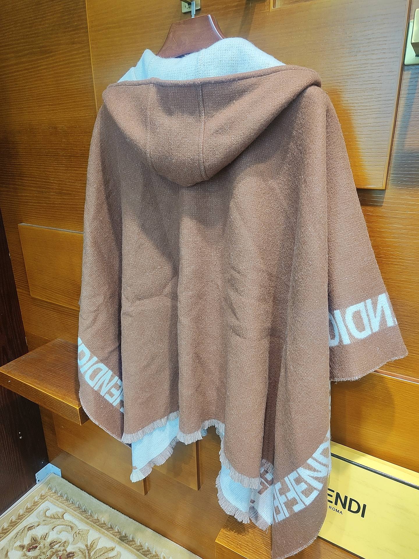 ，芬迪Fendi连帽斗篷，大极品，正儿八经的好东西，时下刮起了FF风~~据说很多人去专柜只要是FF都全系