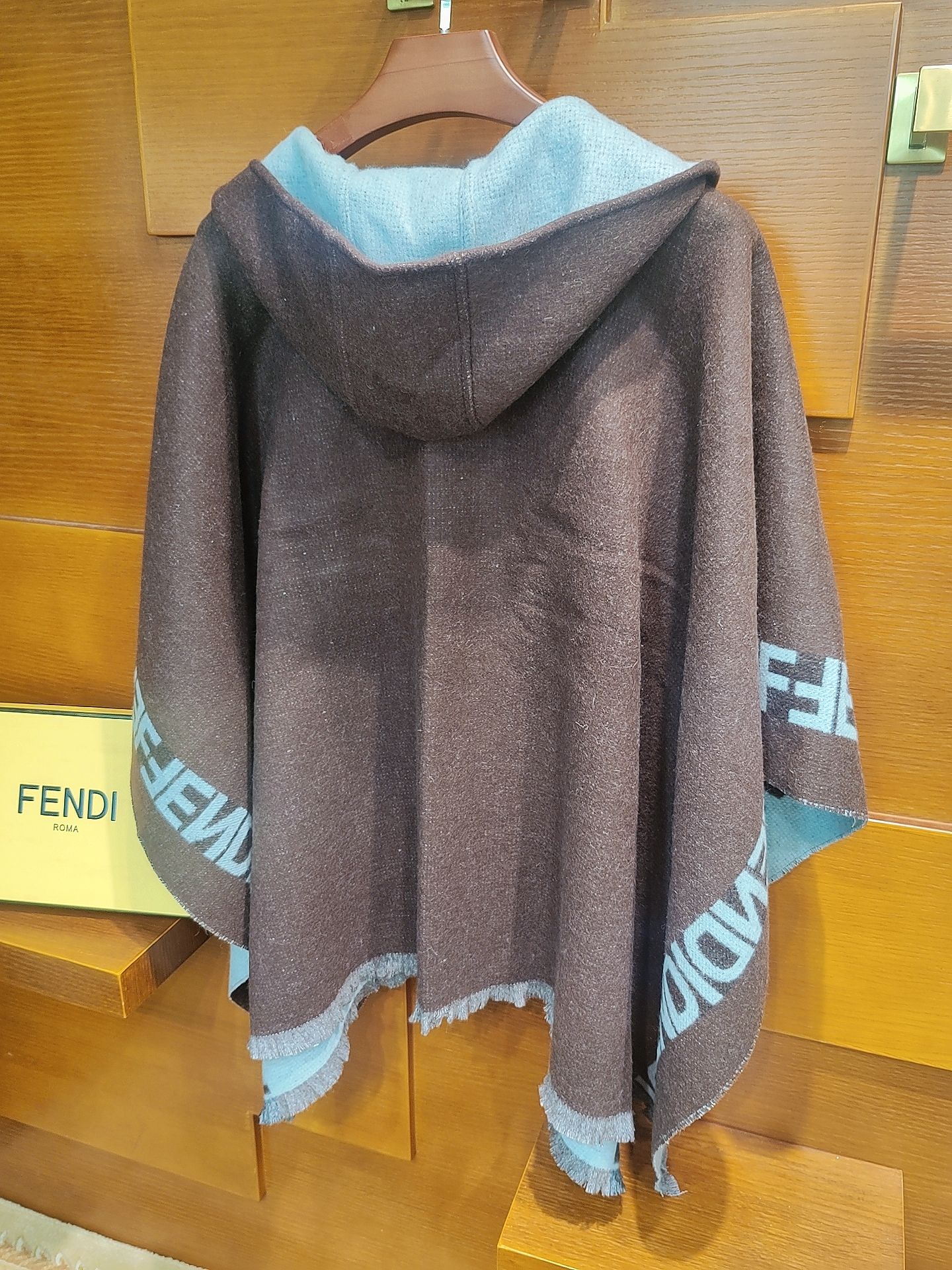 芬迪Fendi连帽斗篷，大极品，正儿八经的好东西，时下刮起了FF风~~据说很多人去专柜只要是FF都全系列