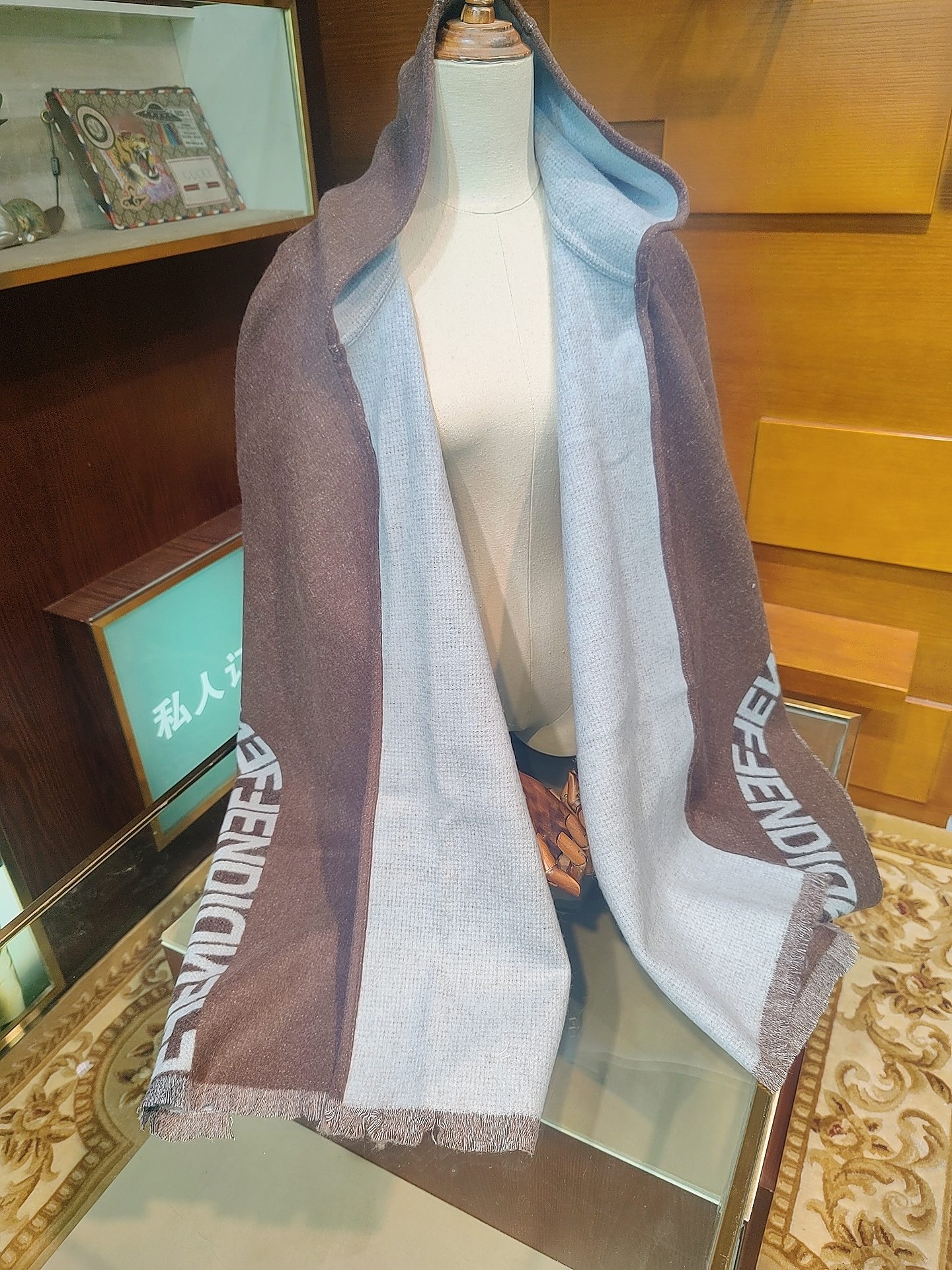 芬迪Fendi连帽斗篷，大极品，正儿八经的好东西，时下刮起了FF风~~据说很多人去专柜只要是FF都全系列