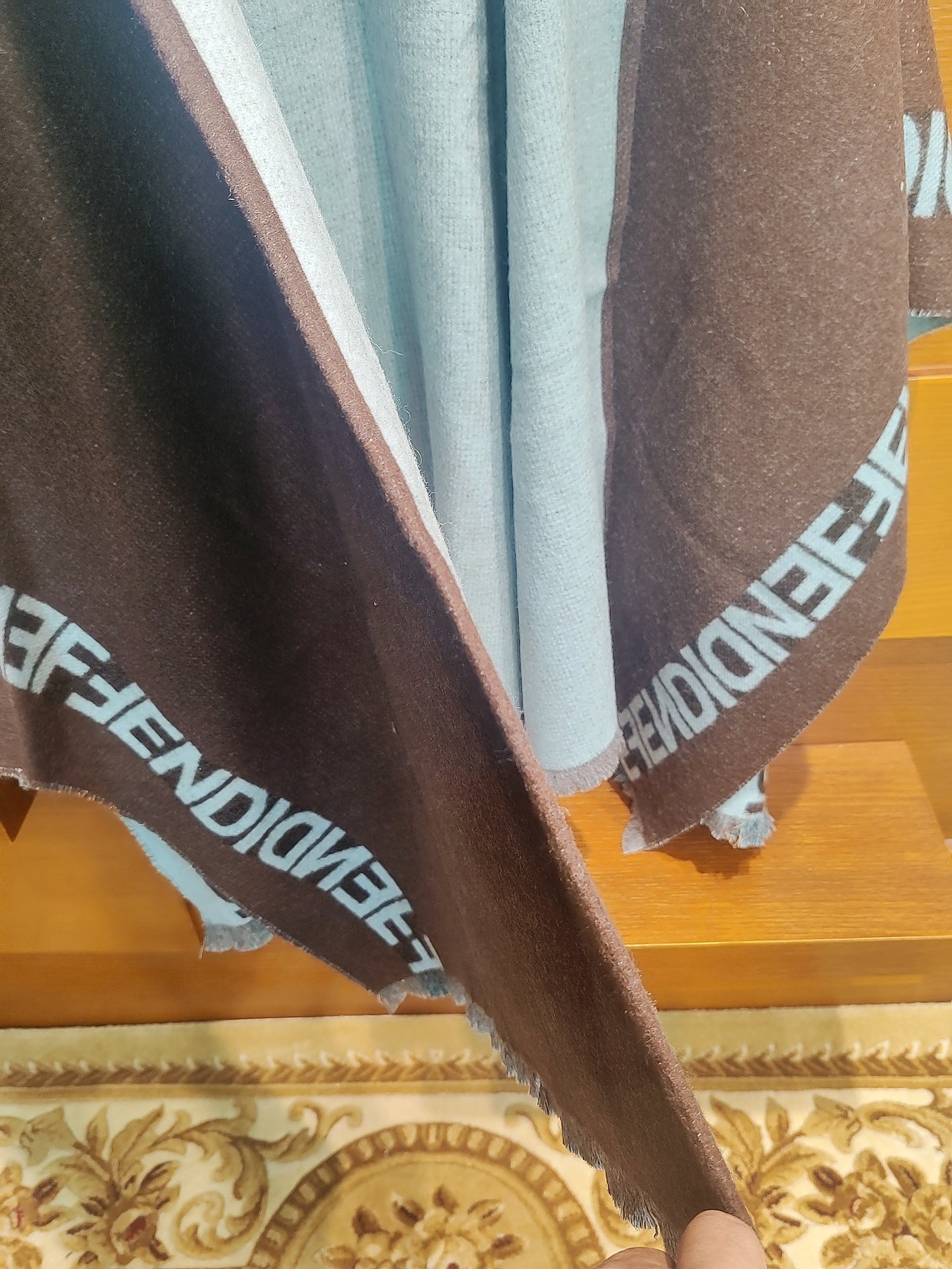 芬迪Fendi连帽斗篷，大极品，正儿八经的好东西，时下刮起了FF风~~据说很多人去专柜只要是FF都全系列