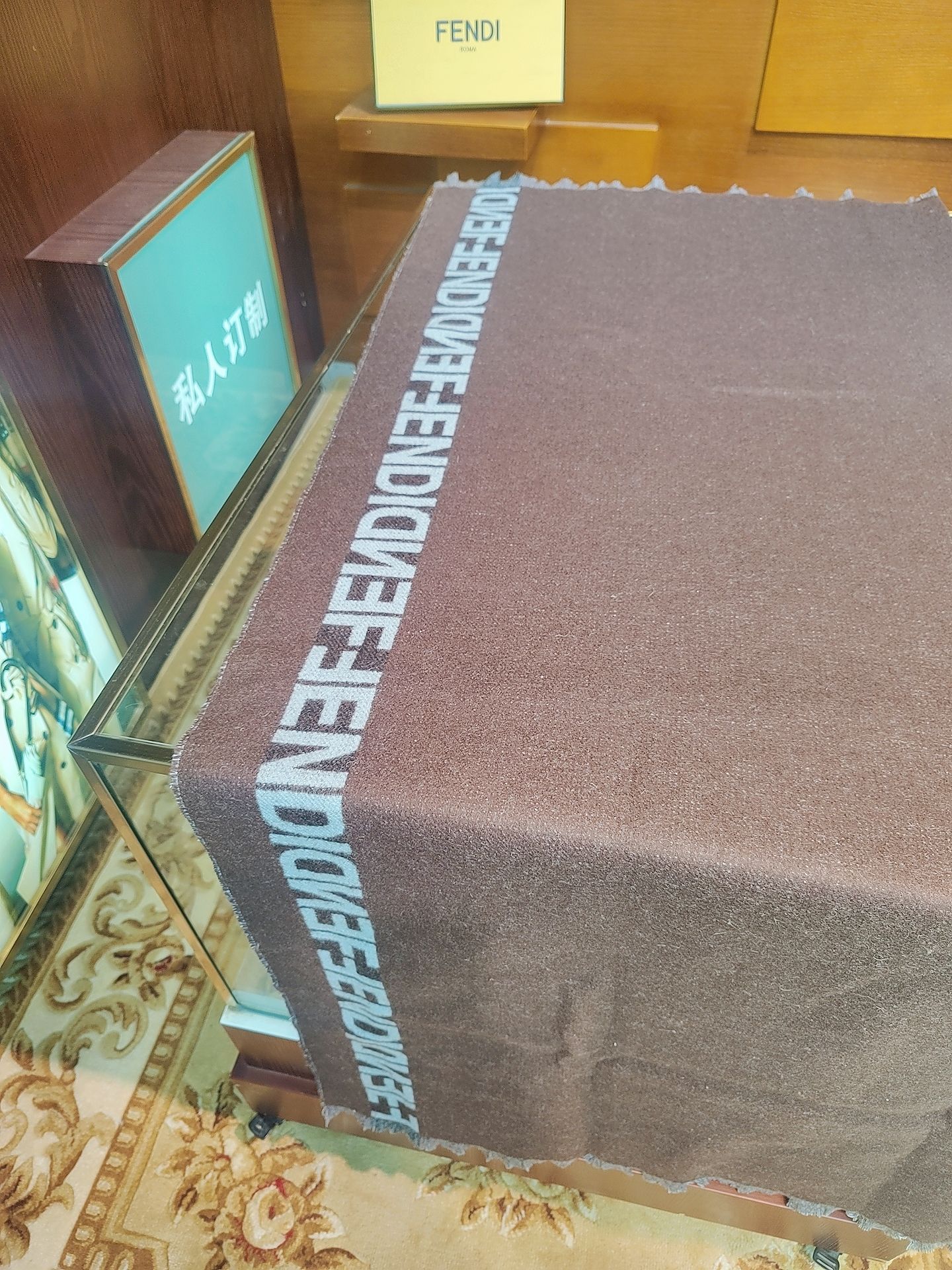 芬迪Fendi连帽斗篷，大极品，正儿八经的好东西，时下刮起了FF风~~据说很多人去专柜只要是FF都全系列