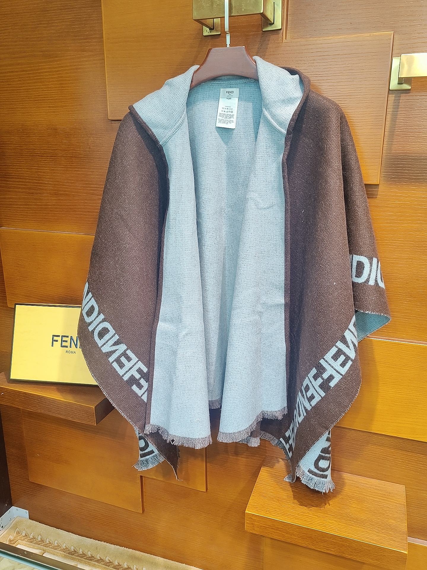 芬迪Fendi连帽斗篷，大极品，正儿八经的好东西，时下刮起了FF风~~据说很多人去专柜只要是FF都全系列