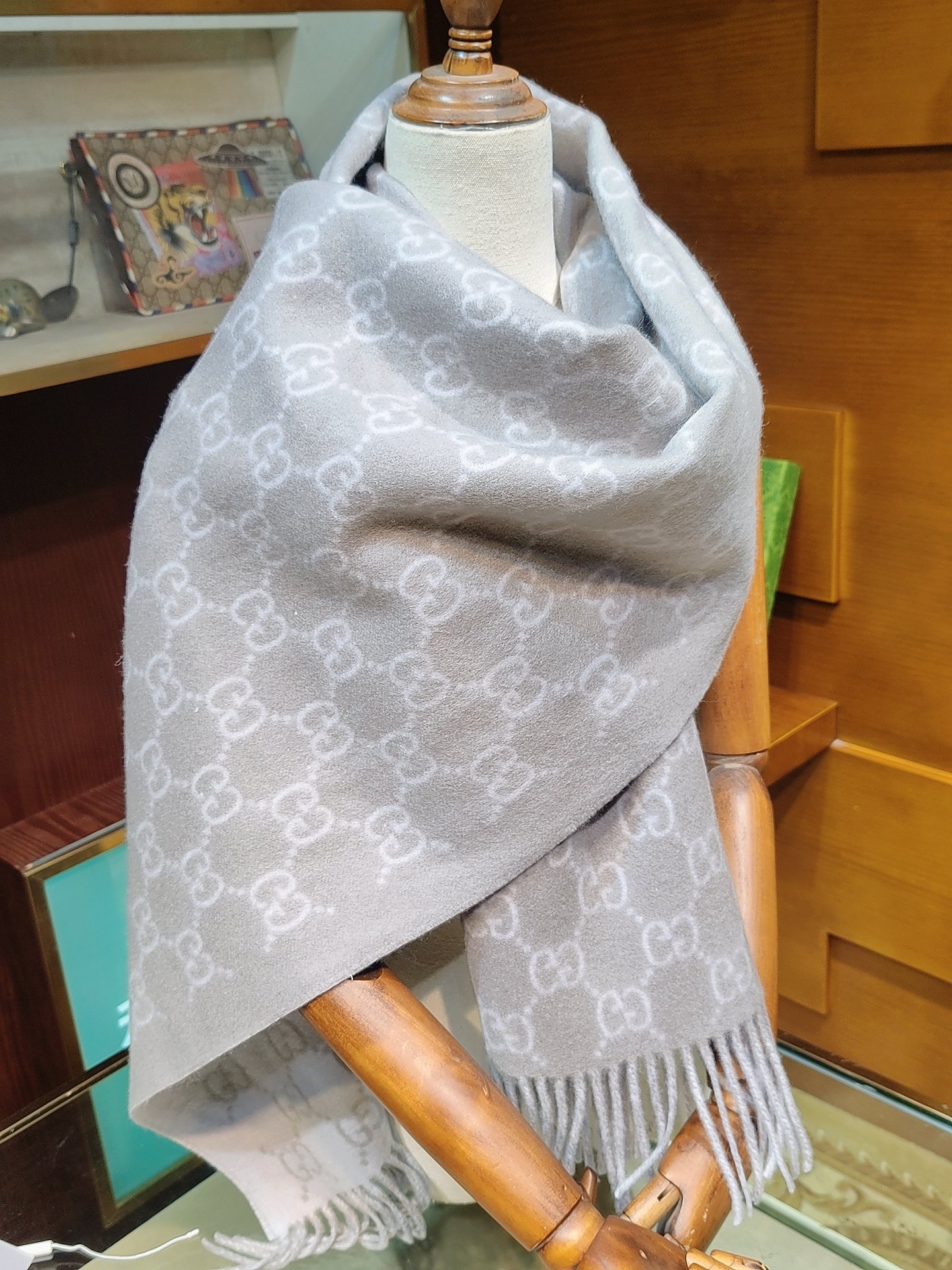 ，GUCCI年度最火的GG纯羊绒围巾没有之一‼️快来举手有多少人在等这款围巾🤣经典永远是经典。上身的气场