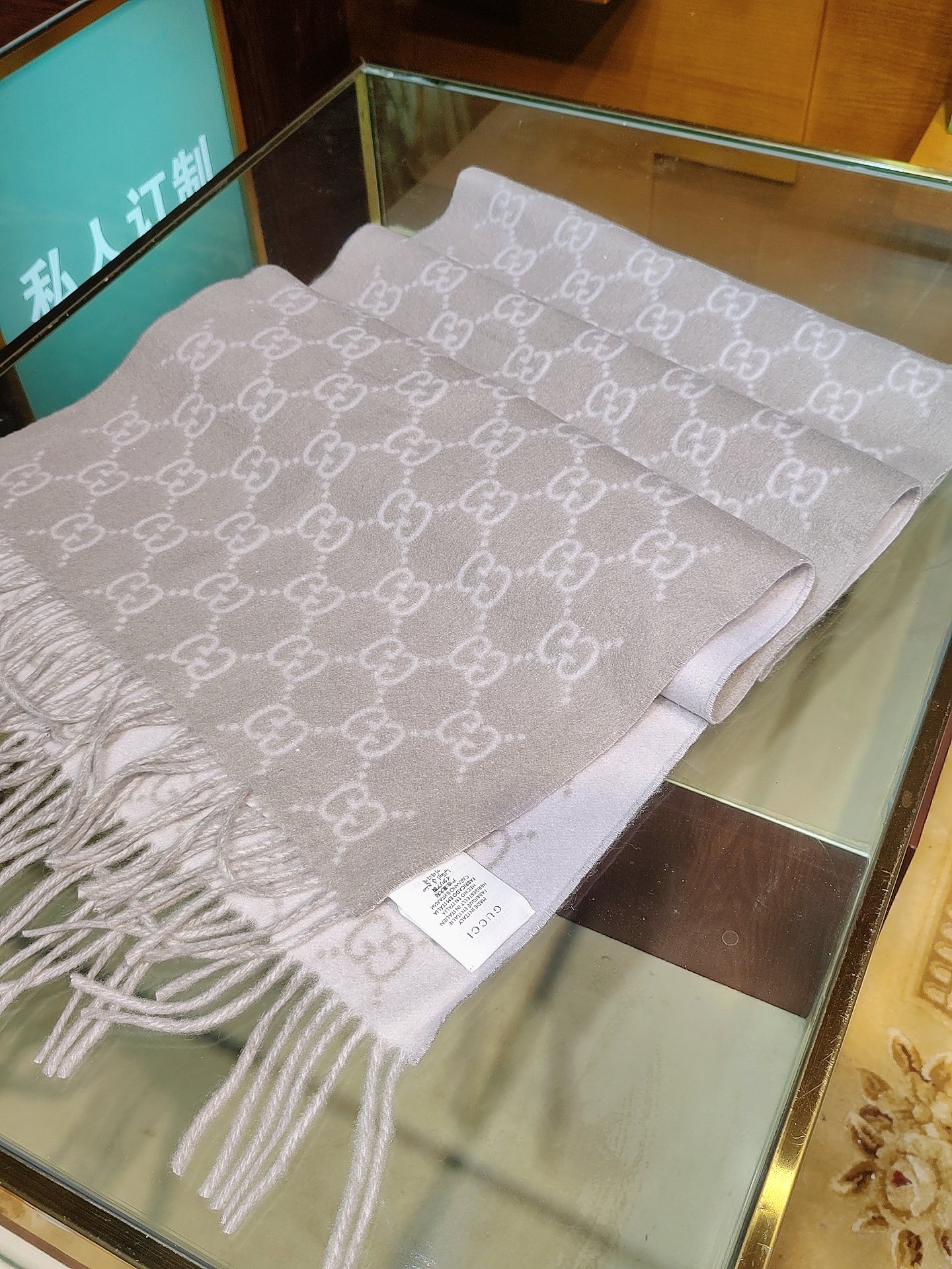 ，GUCCI年度最火的GG纯羊绒围巾没有之一‼️快来举手有多少人在等这款围巾🤣经典永远是经典。上身的气场