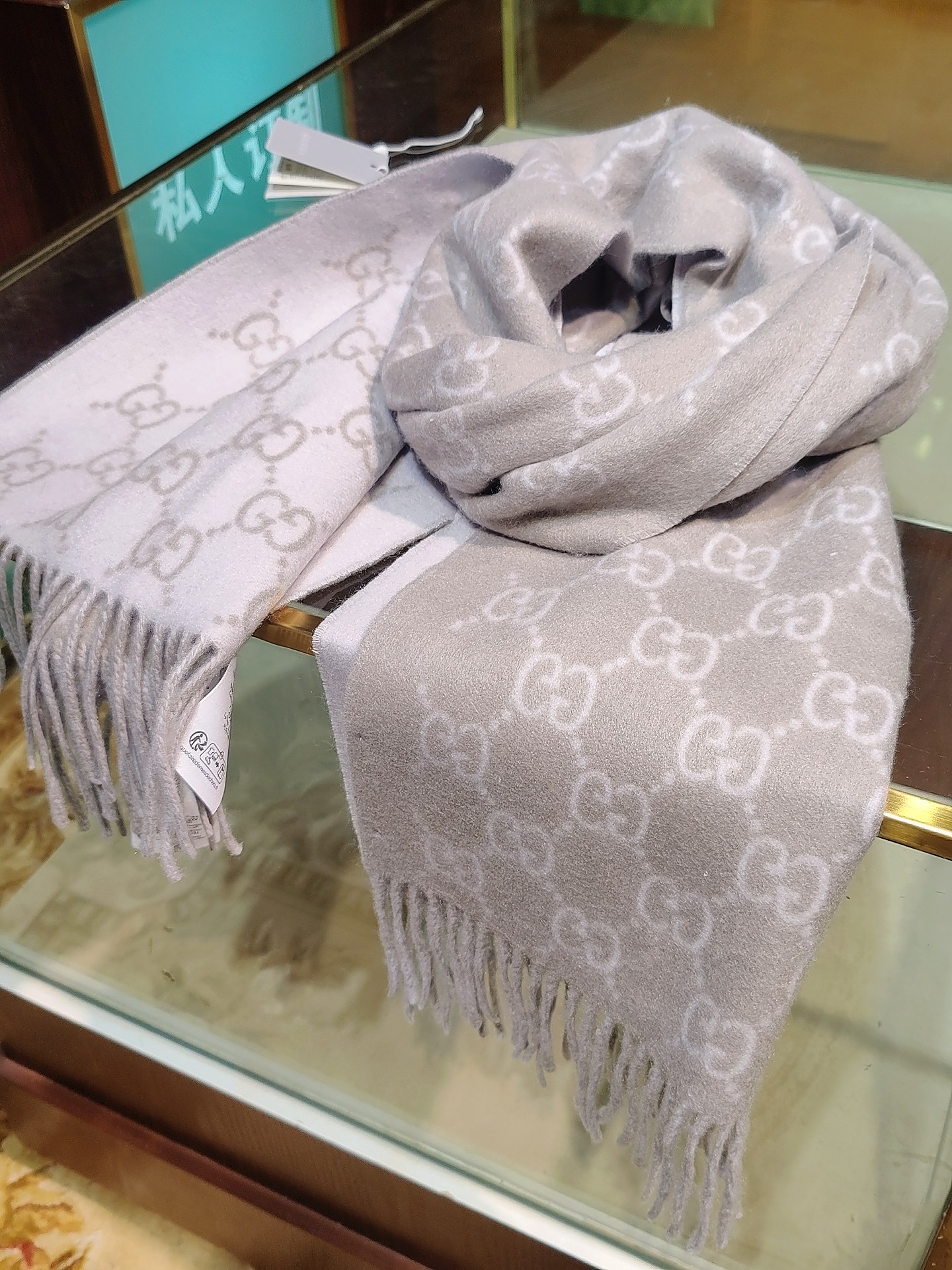 ，GUCCI年度最火的GG纯羊绒围巾没有之一‼️快来举手有多少人在等这款围巾🤣经典永远是经典。上身的气场