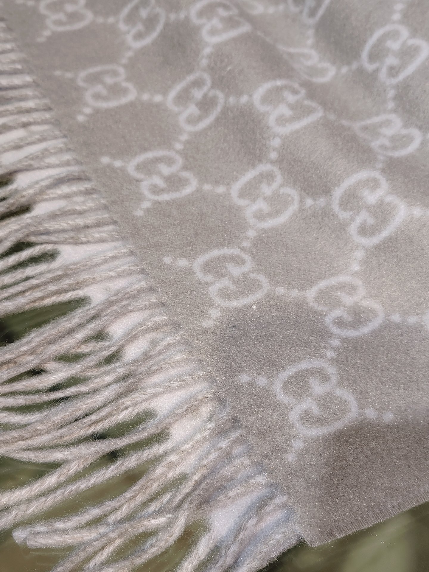 ，GUCCI年度最火的GG纯羊绒围巾没有之一‼️快来举手有多少人在等这款围巾🤣经典永远是经典。上身的气场