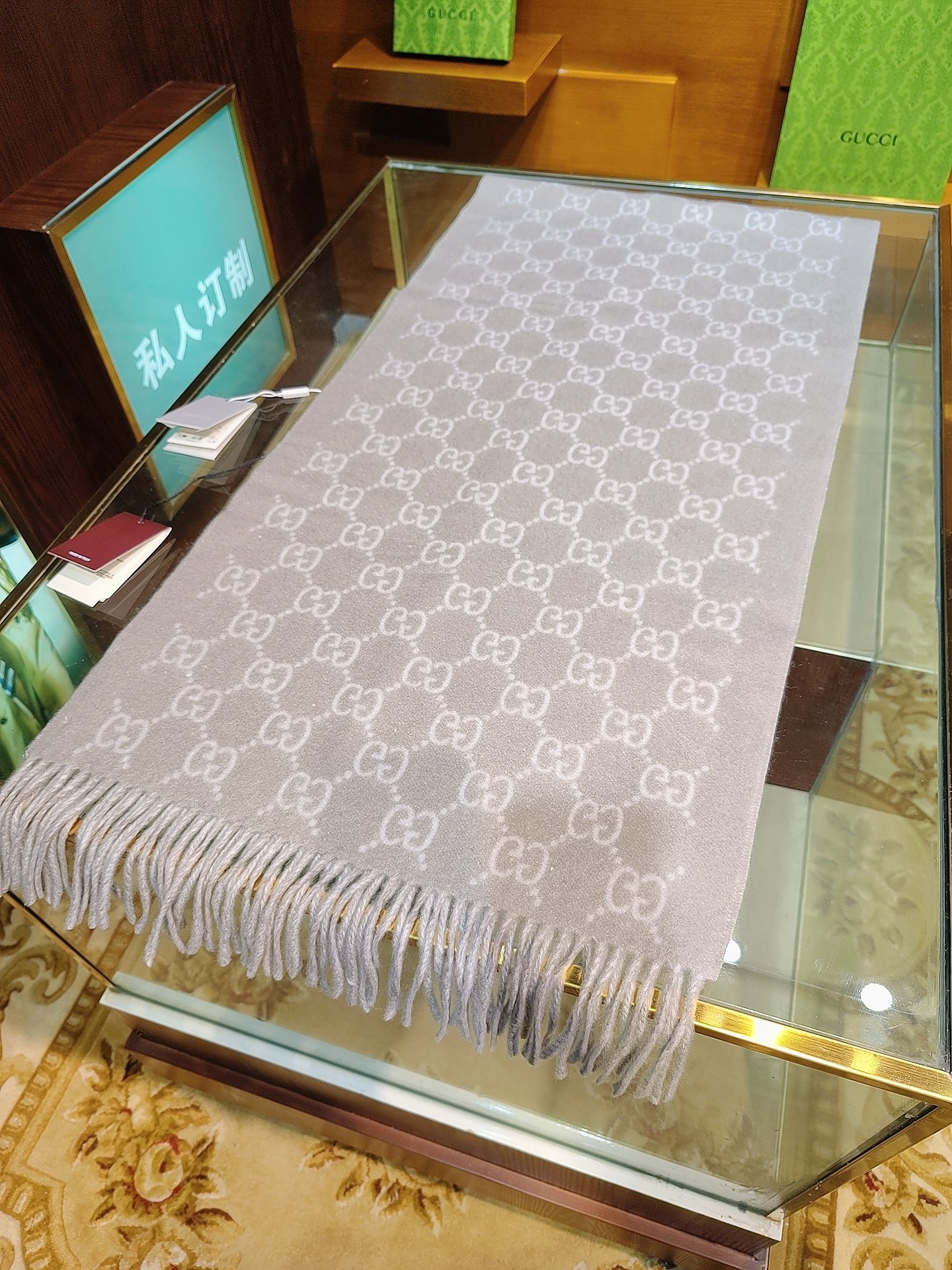 ，GUCCI年度最火的GG纯羊绒围巾没有之一‼️快来举手有多少人在等这款围巾🤣经典永远是经典。上身的气场