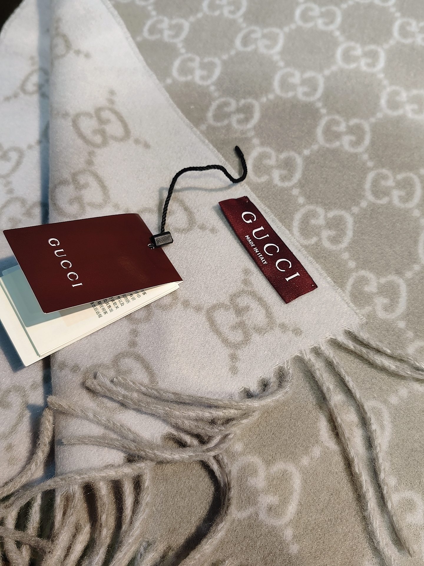 ，GUCCI年度最火的GG纯羊绒围巾没有之一‼️快来举手有多少人在等这款围巾🤣经典永远是经典。上身的气场