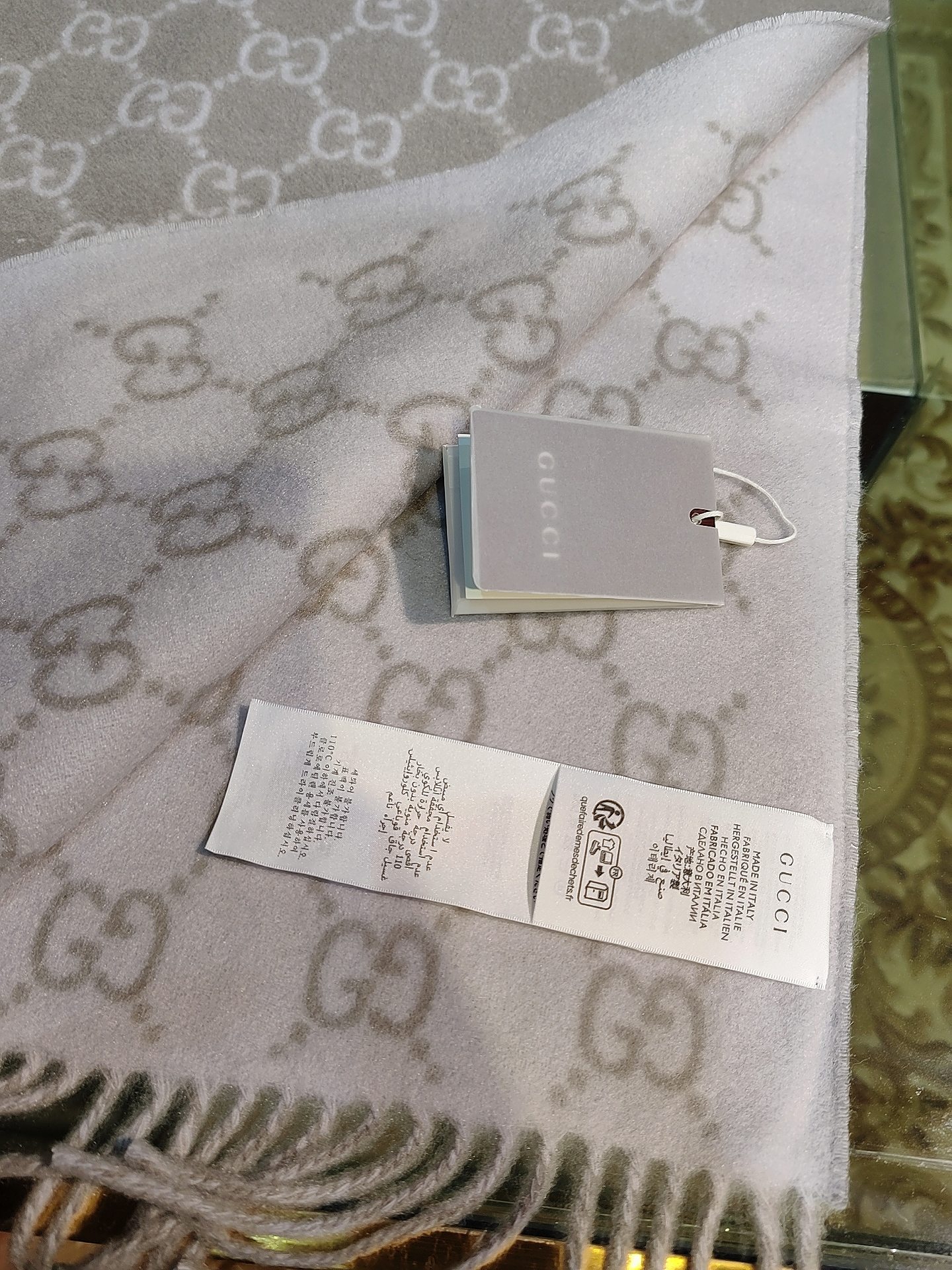 ，GUCCI年度最火的GG纯羊绒围巾没有之一‼️快来举手有多少人在等这款围巾🤣经典永远是经典。上身的气场