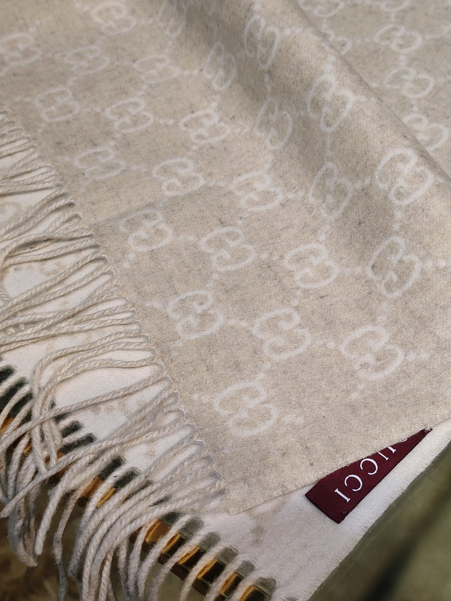 ，GUCCI年度最火的GG纯羊绒围巾没有之一‼️快来举手有多少人在等这款围巾🤣经典永远是经典。上身的气场