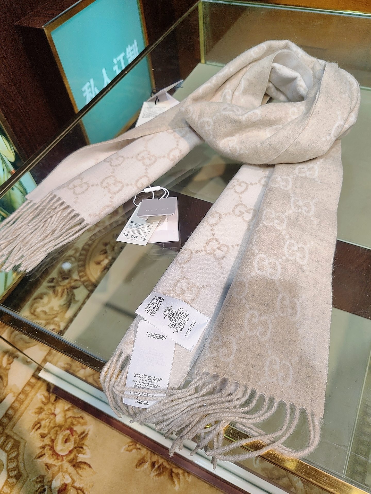 ，GUCCI年度最火的GG纯羊绒围巾没有之一‼️快来举手有多少人在等这款围巾🤣经典永远是经典。上身的气场