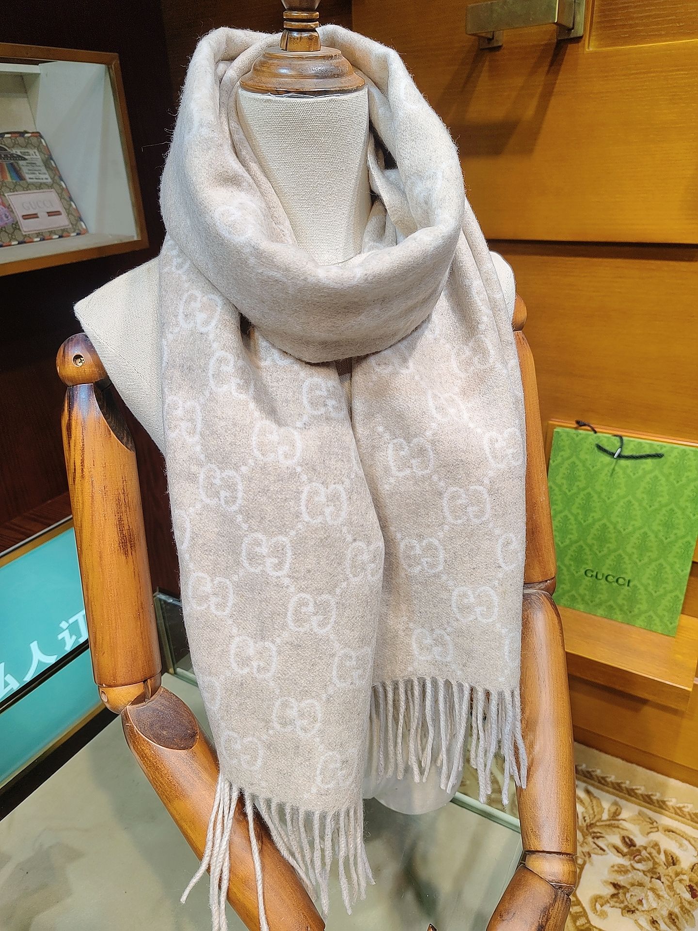 ，GUCCI年度最火的GG纯羊绒围巾没有之一‼️快来举手有多少人在等这款围巾🤣经典永远是经典。上身的气场
