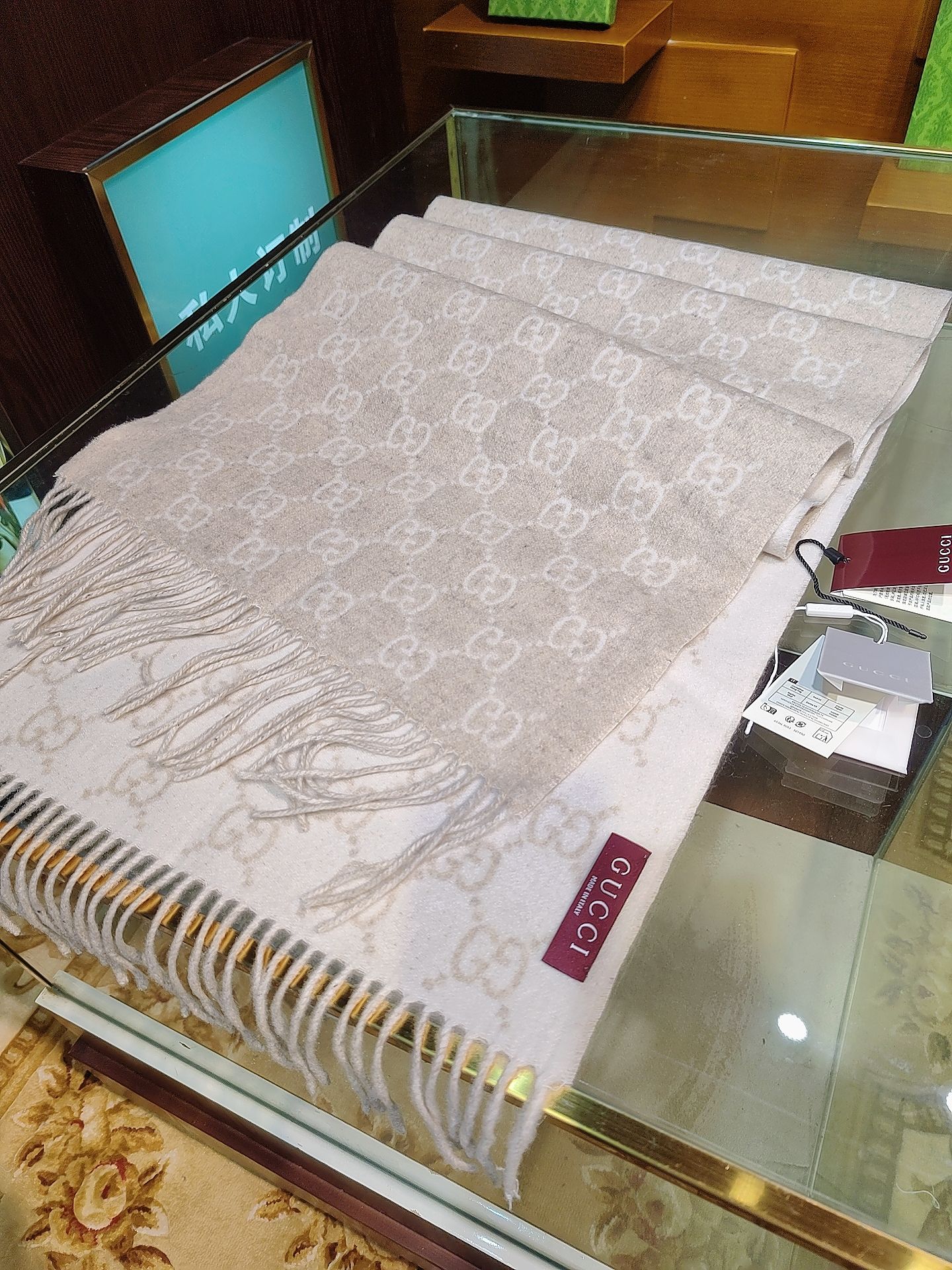 ，GUCCI年度最火的GG纯羊绒围巾没有之一‼️快来举手有多少人在等这款围巾🤣经典永远是经典。上身的气场