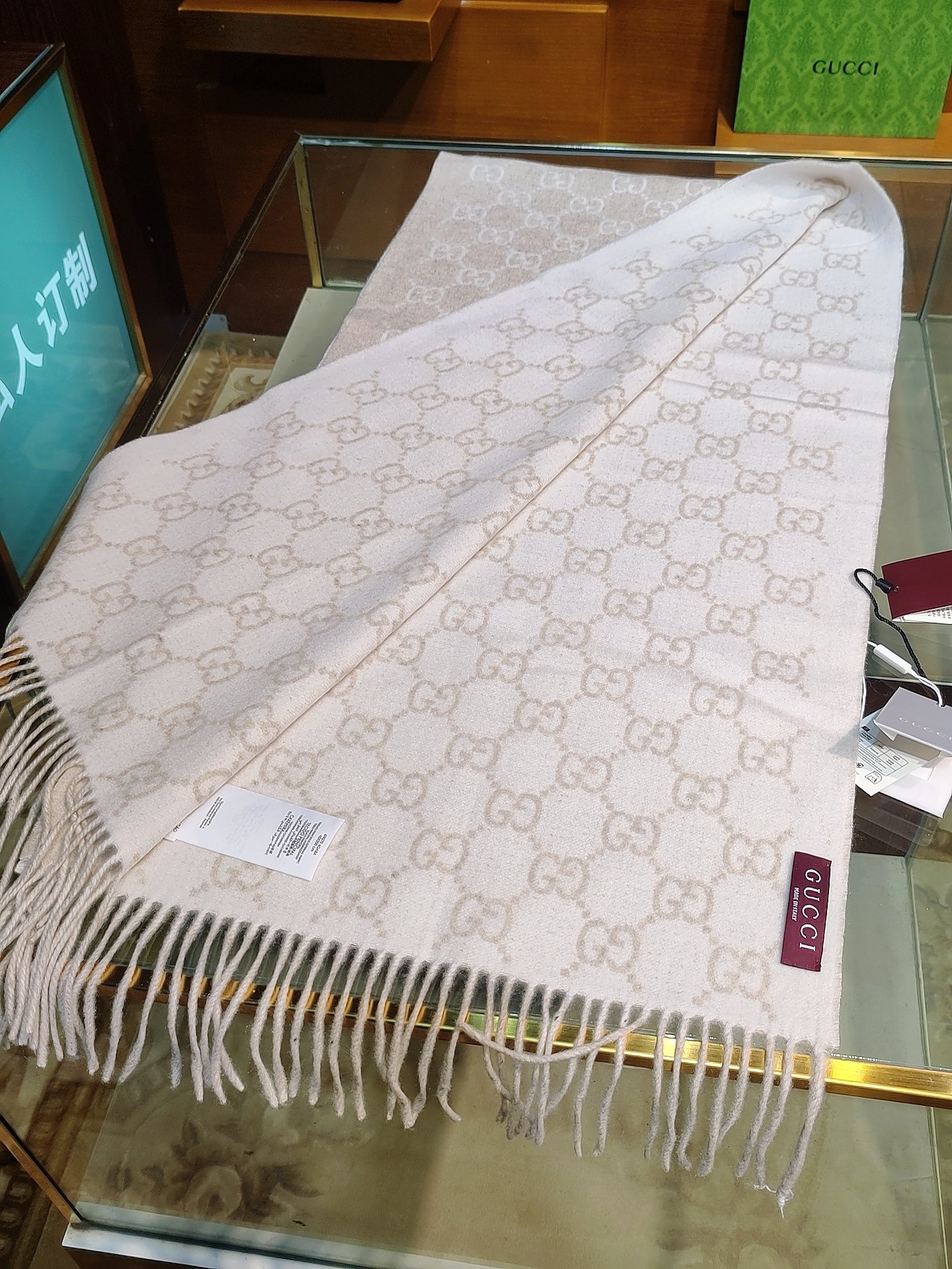 ，GUCCI年度最火的GG纯羊绒围巾没有之一‼️快来举手有多少人在等这款围巾🤣经典永远是经典。上身的气场