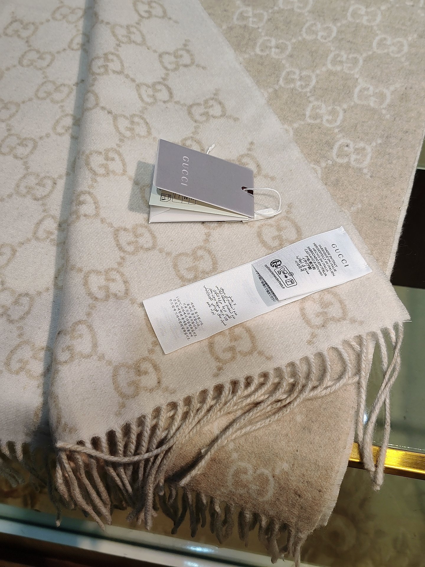 ，GUCCI年度最火的GG纯羊绒围巾没有之一‼️快来举手有多少人在等这款围巾🤣经典永远是经典。上身的气场