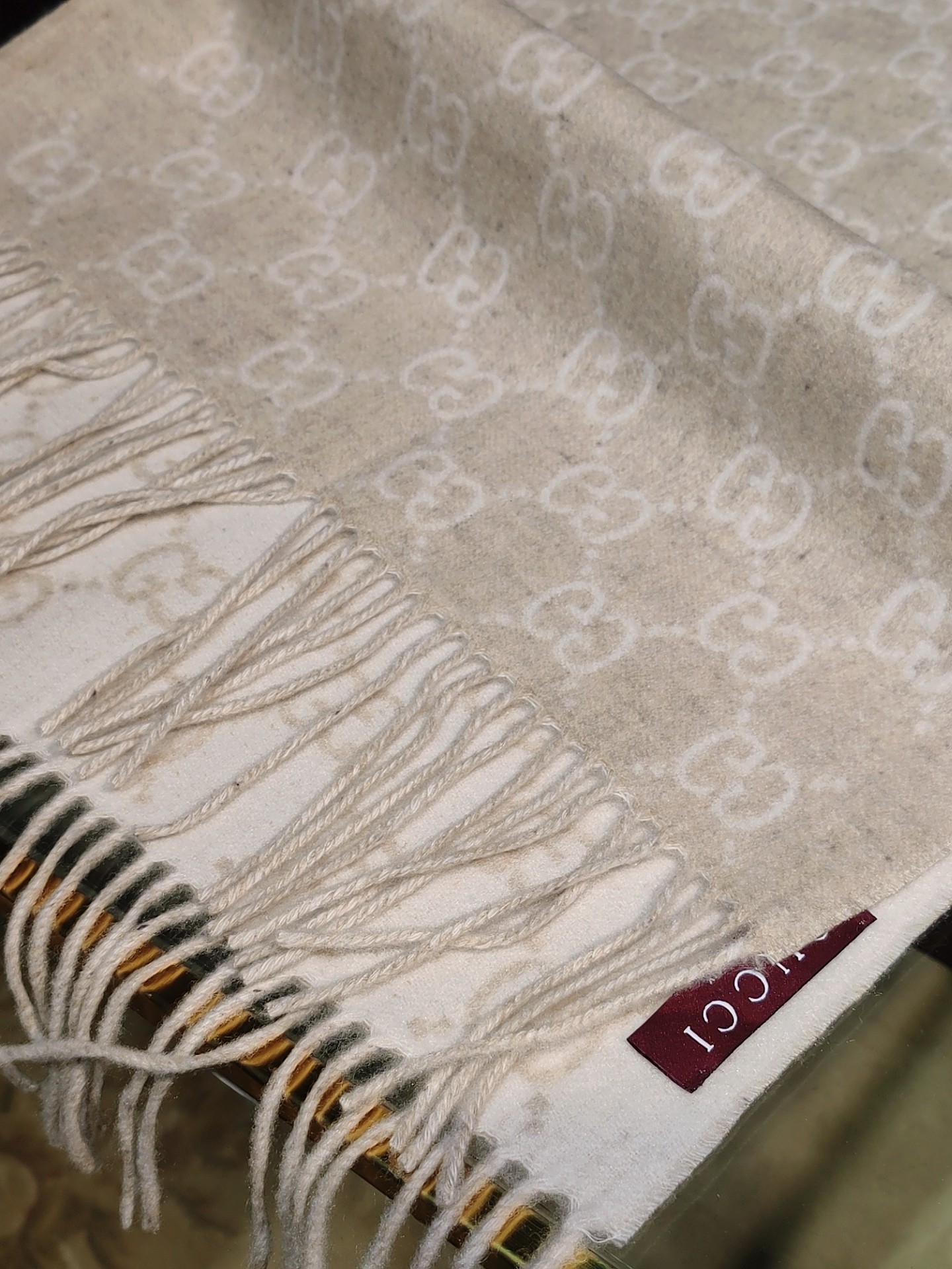 ，GUCCI年度最火的GG纯羊绒围巾没有之一‼️快来举手有多少人在等这款围巾🤣经典永远是经典。上身的气场