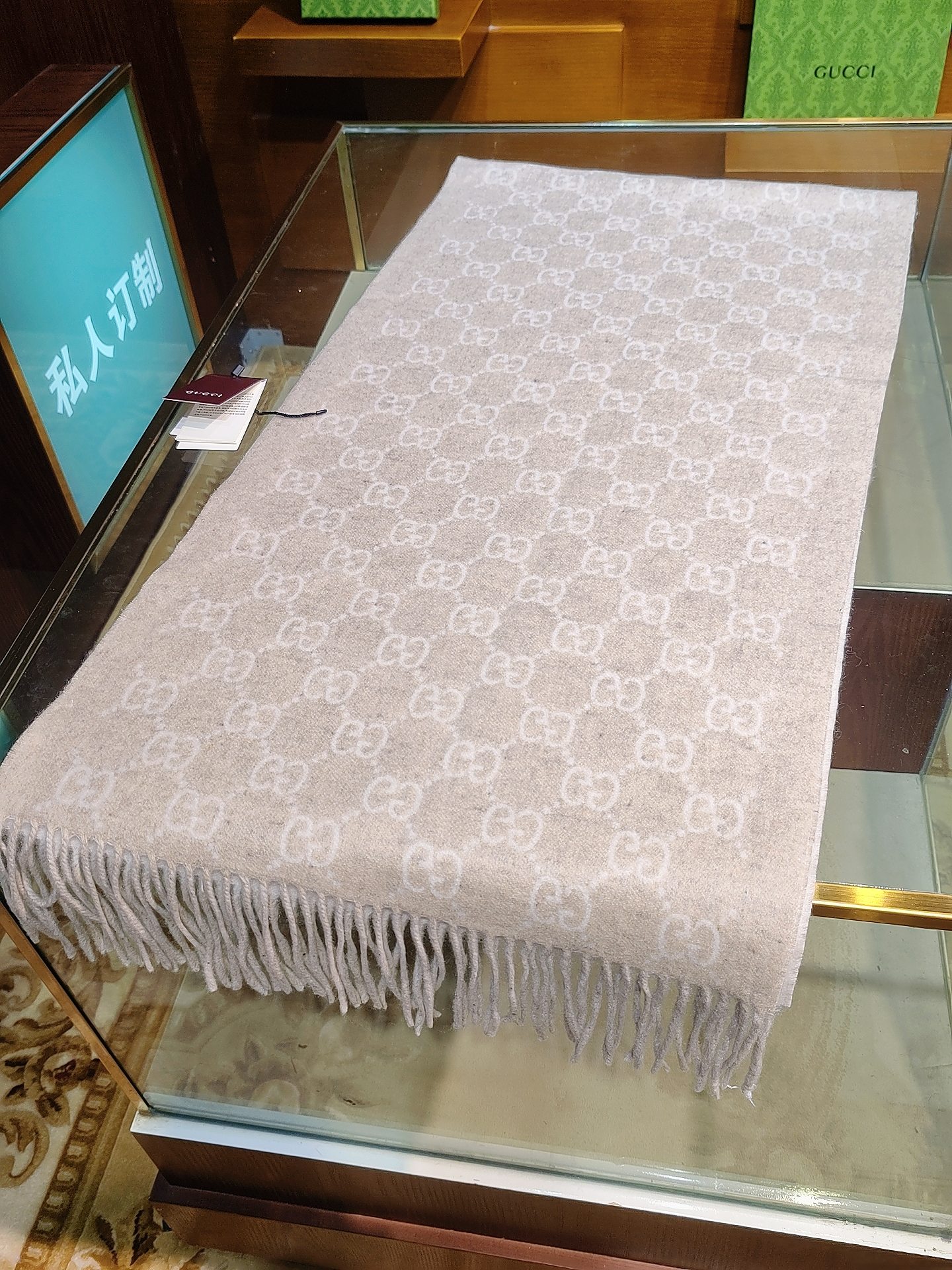 ，GUCCI年度最火的GG纯羊绒围巾没有之一‼️快来举手有多少人在等这款围巾🤣经典永远是经典。上身的气场