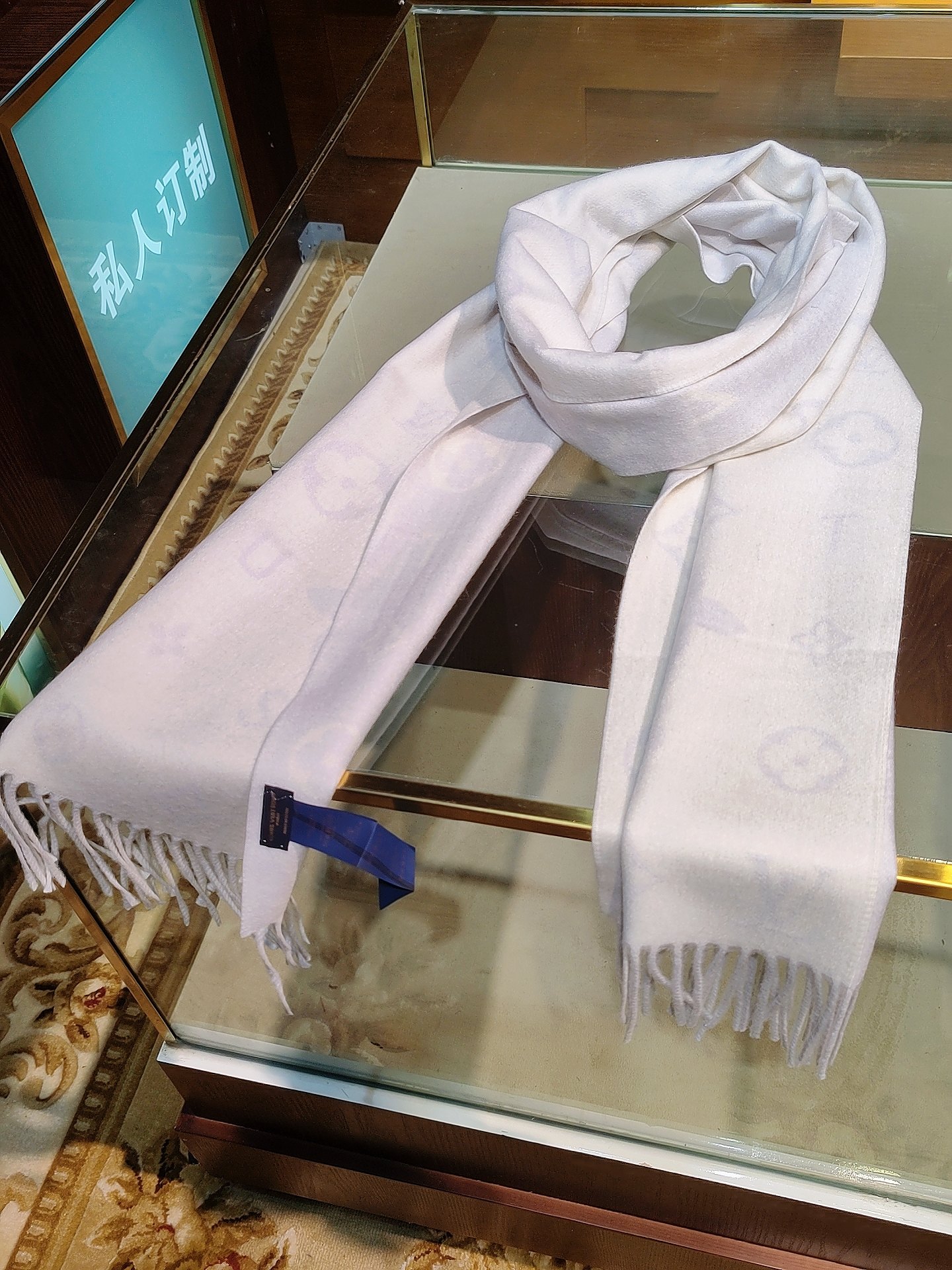 Reykjavik 2.0 围巾为柔软山羊绒标注 Monogram 花卉和 LV 字母，其间点缀品牌名称