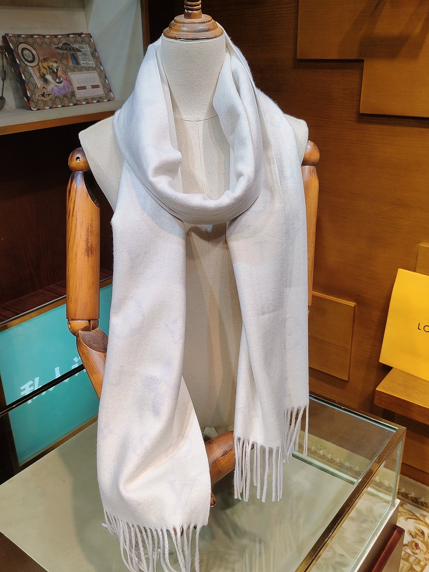 Reykjavik 2.0 围巾为柔软山羊绒标注 Monogram 花卉和 LV 字母，其间点缀品牌名称