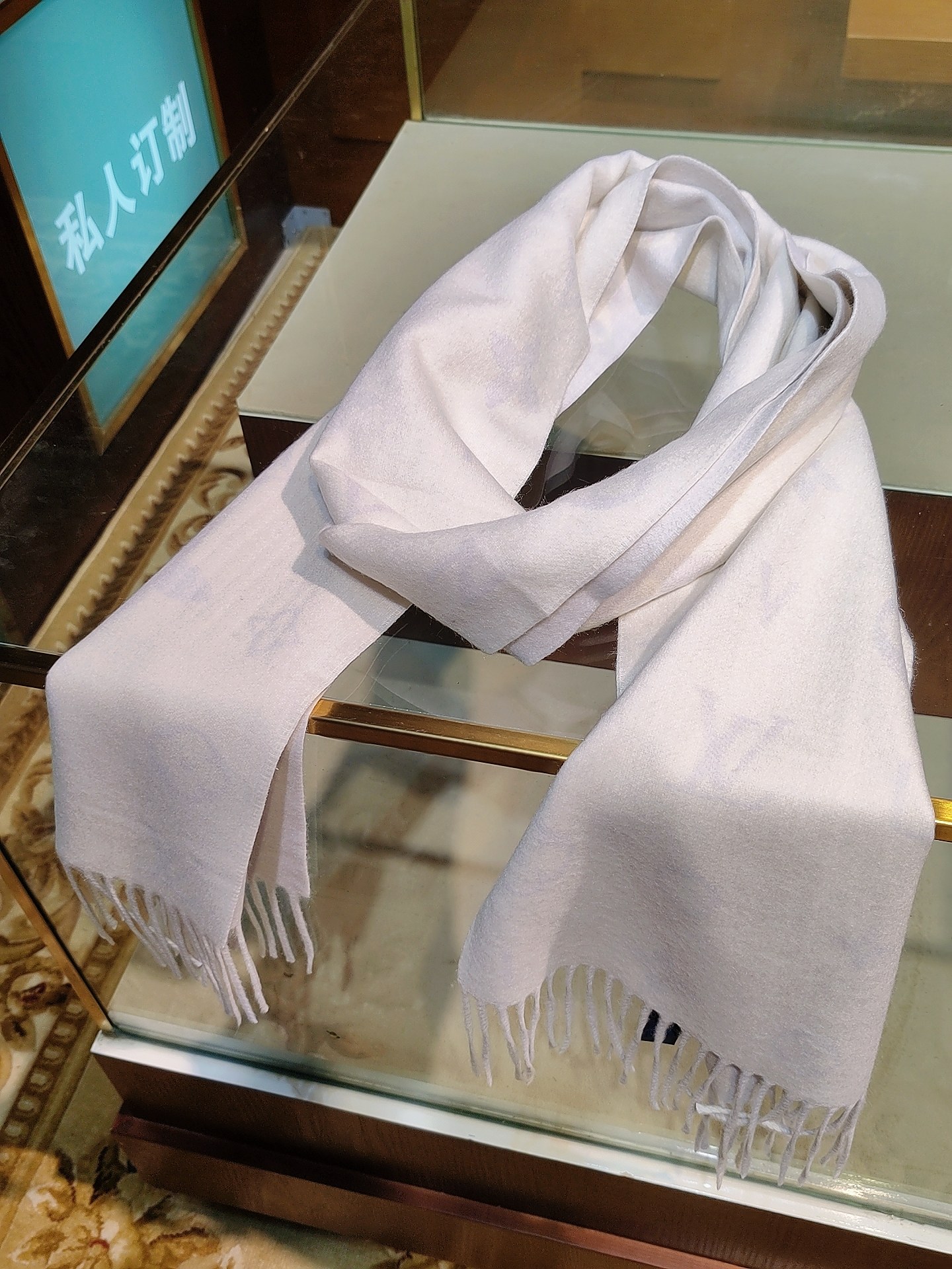 Reykjavik 2.0 围巾为柔软山羊绒标注 Monogram 花卉和 LV 字母，其间点缀品牌名称