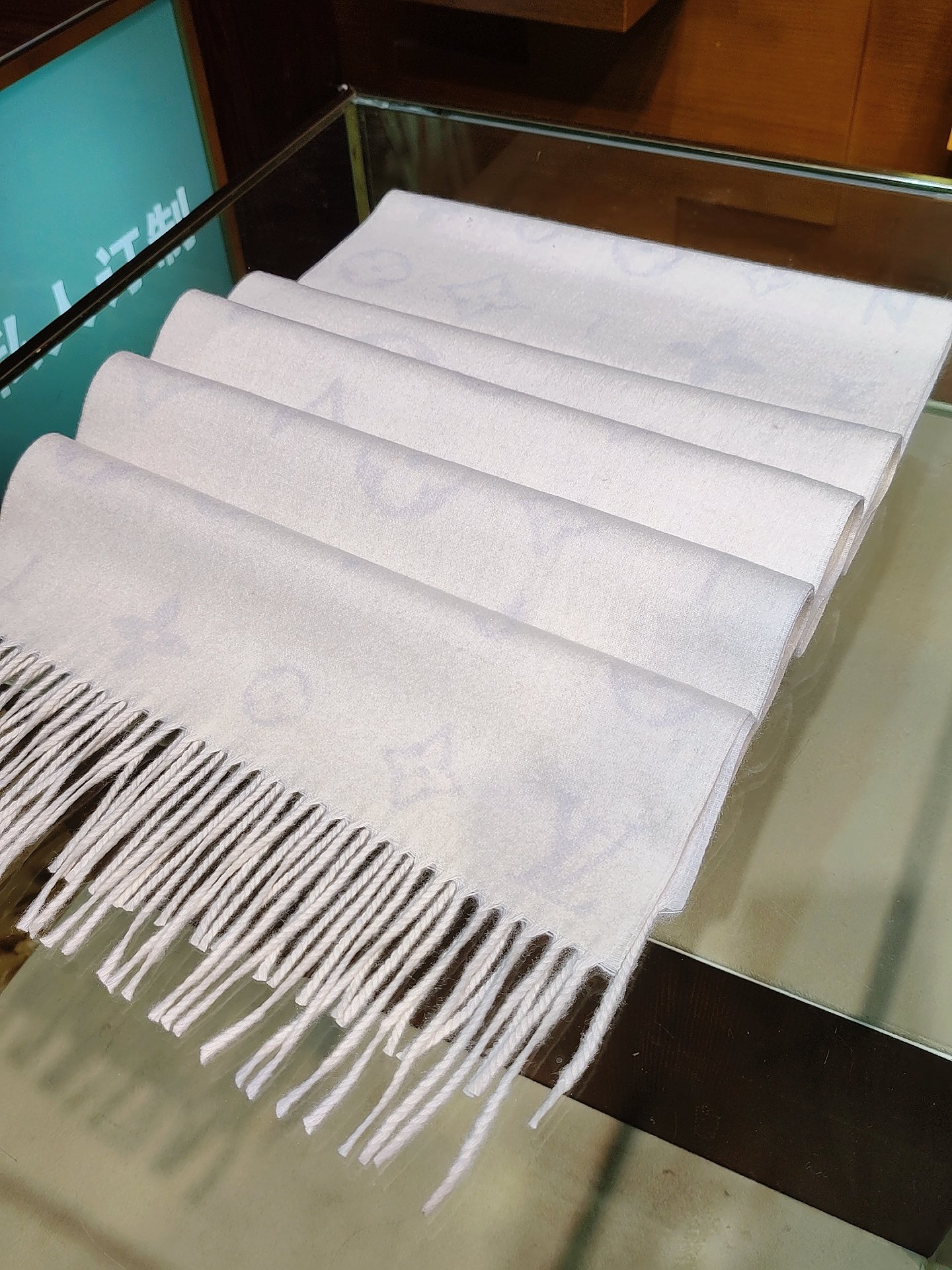 Reykjavik 2.0 围巾为柔软山羊绒标注 Monogram 花卉和 LV 字母，其间点缀品牌名称