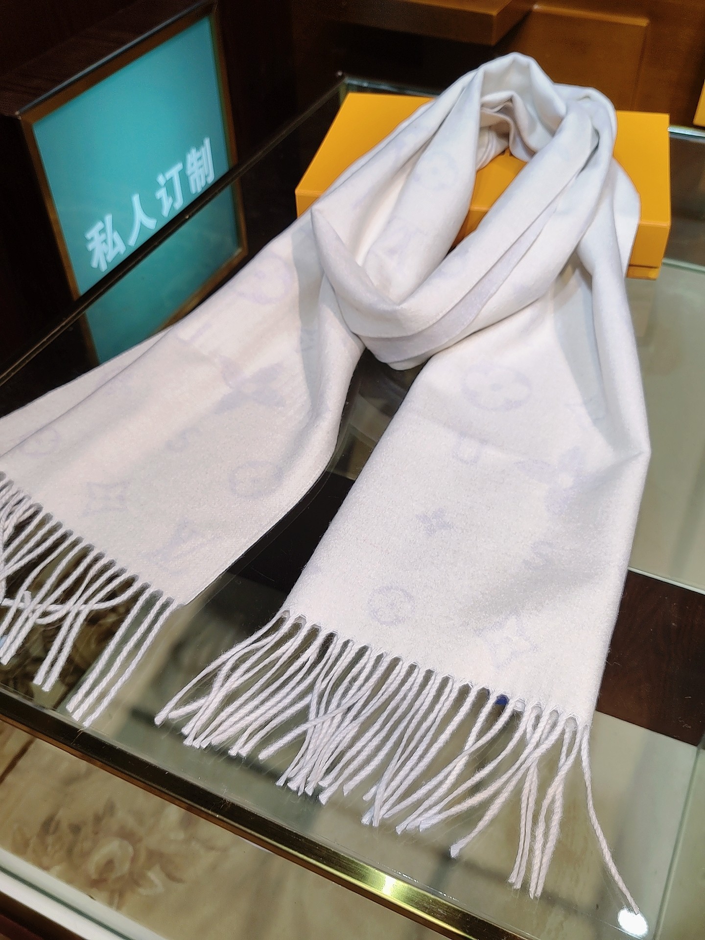 Reykjavik 2.0 围巾为柔软山羊绒标注 Monogram 花卉和 LV 字母，其间点缀品牌名称