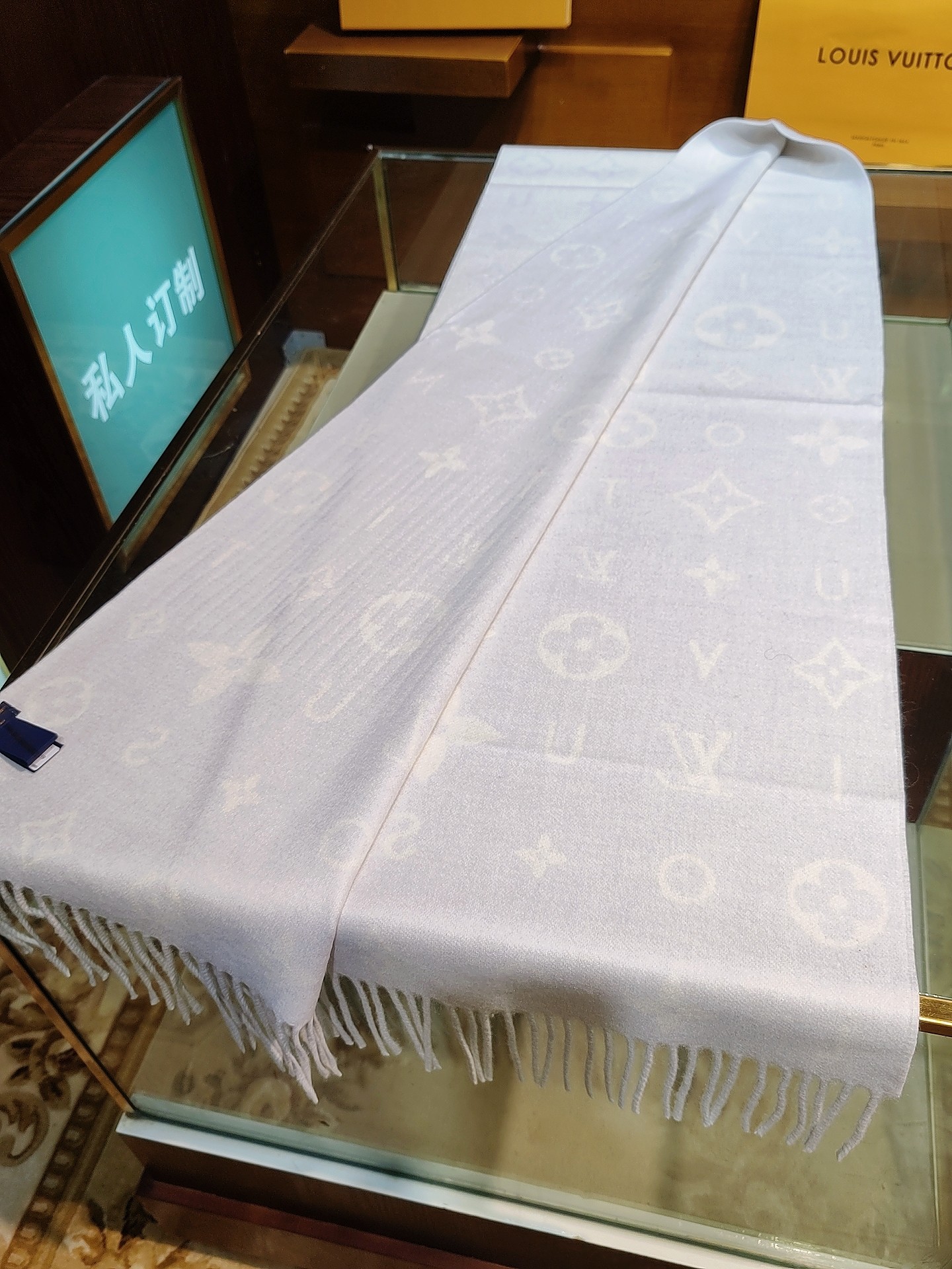 Reykjavik 2.0 围巾为柔软山羊绒标注 Monogram 花卉和 LV 字母，其间点缀品牌名称