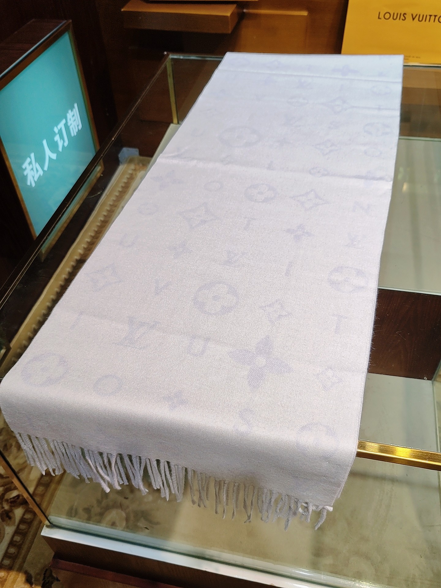 Reykjavik 2.0 围巾为柔软山羊绒标注 Monogram 花卉和 LV 字母，其间点缀品牌名称