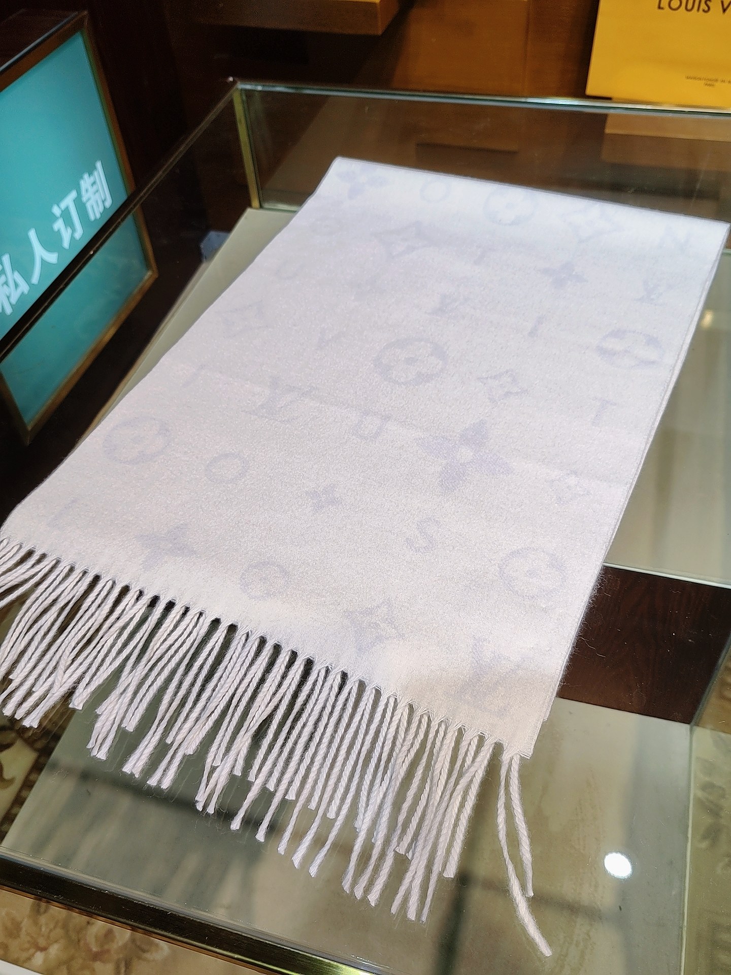 Reykjavik 2.0 围巾为柔软山羊绒标注 Monogram 花卉和 LV 字母，其间点缀品牌名称