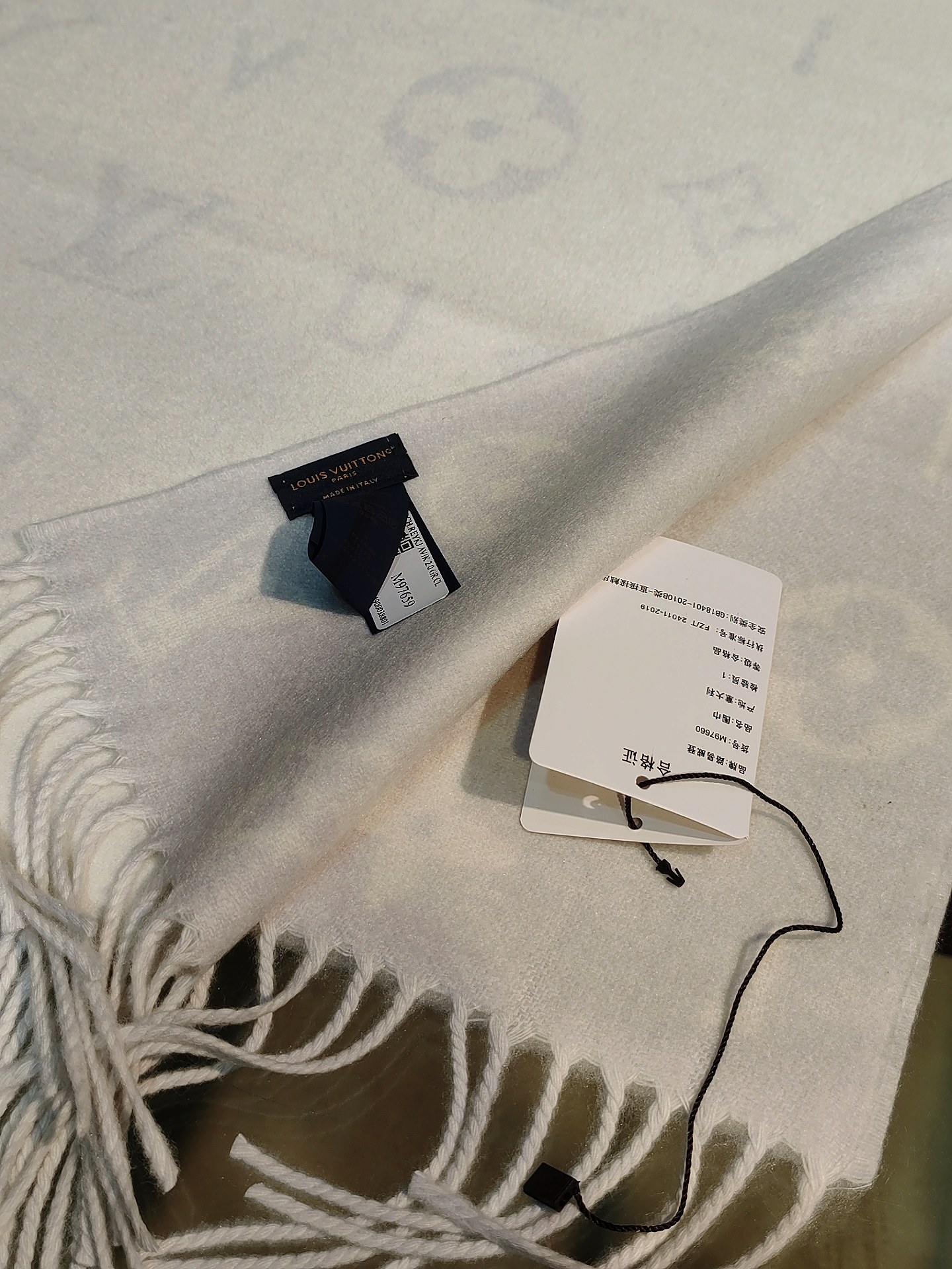 Reykjavik 2.0 围巾为柔软山羊绒标注 Monogram 花卉和 LV 字母，其间点缀品牌名称