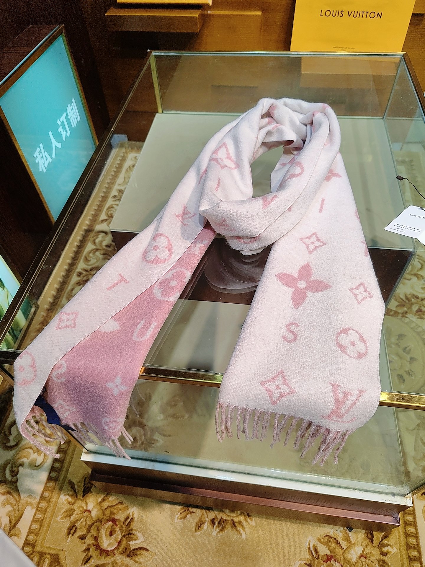 Reykjavik 2.0 围巾为柔软山羊绒标注 Monogram 花卉和 LV 字母，其间点缀品牌名称