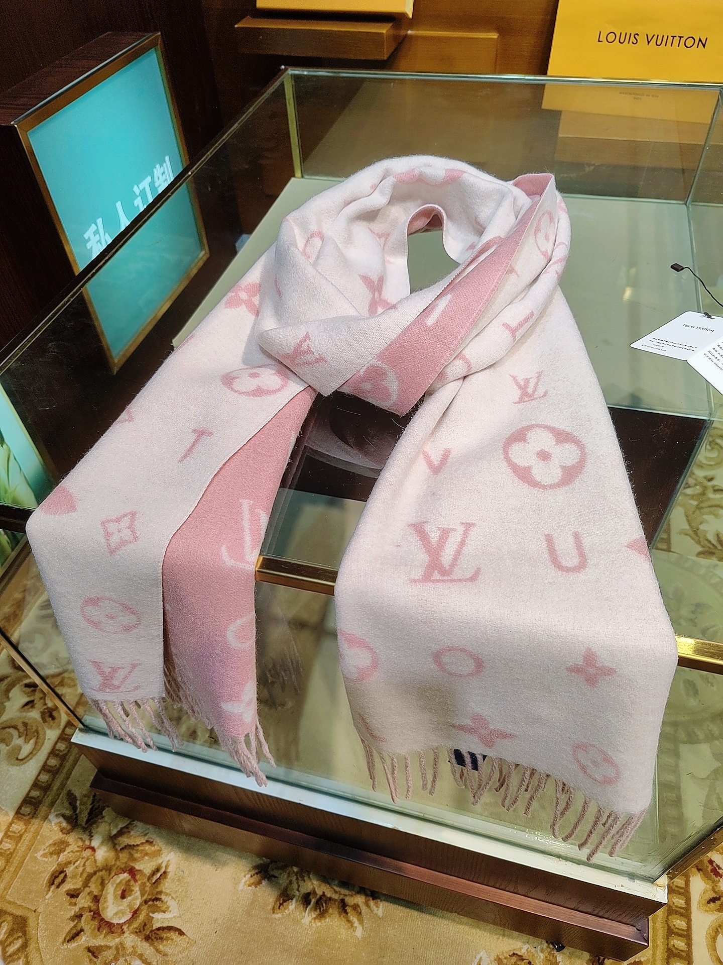 Reykjavik 2.0 围巾为柔软山羊绒标注 Monogram 花卉和 LV 字母，其间点缀品牌名称