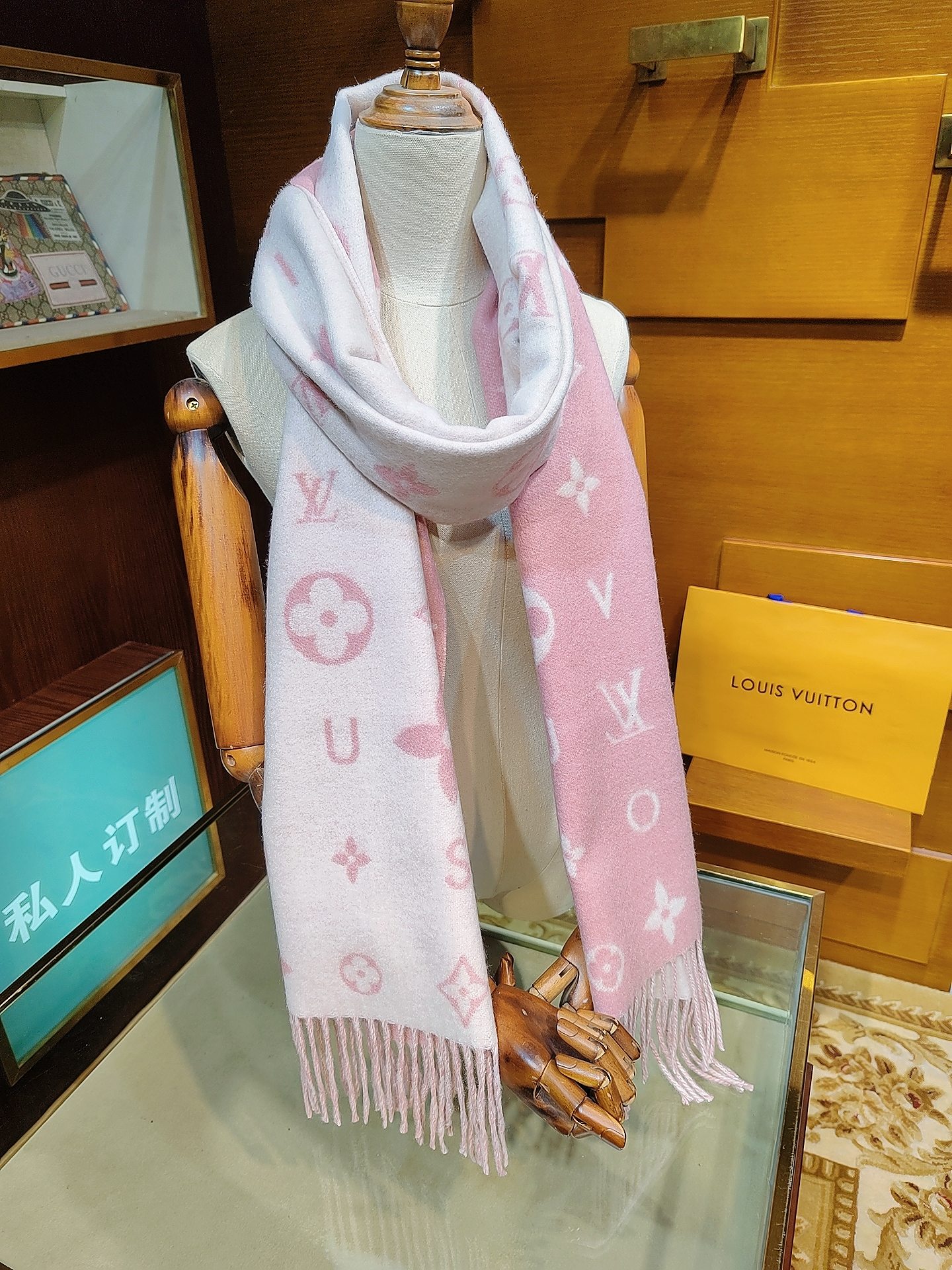 Reykjavik 2.0 围巾为柔软山羊绒标注 Monogram 花卉和 LV 字母，其间点缀品牌名称