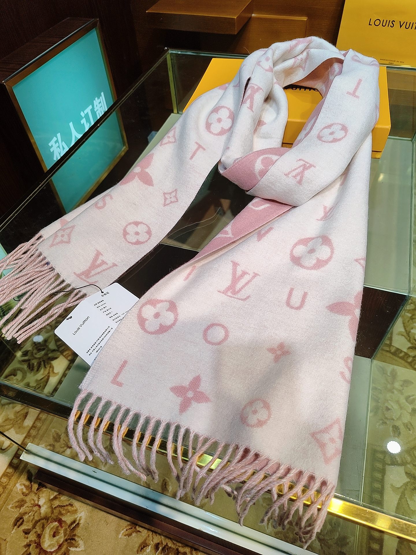 Reykjavik 2.0 围巾为柔软山羊绒标注 Monogram 花卉和 LV 字母，其间点缀品牌名称