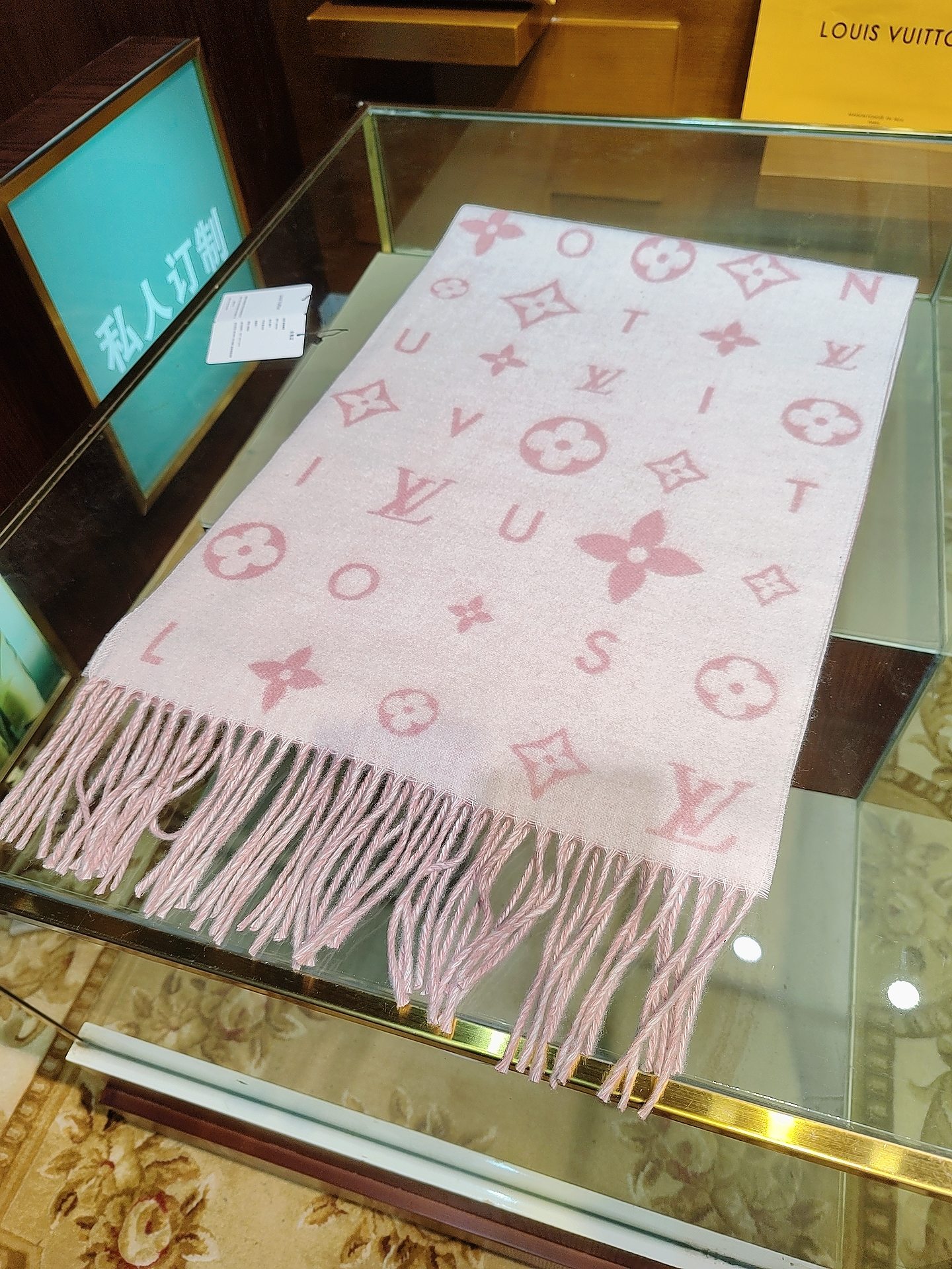 Reykjavik 2.0 围巾为柔软山羊绒标注 Monogram 花卉和 LV 字母，其间点缀品牌名称