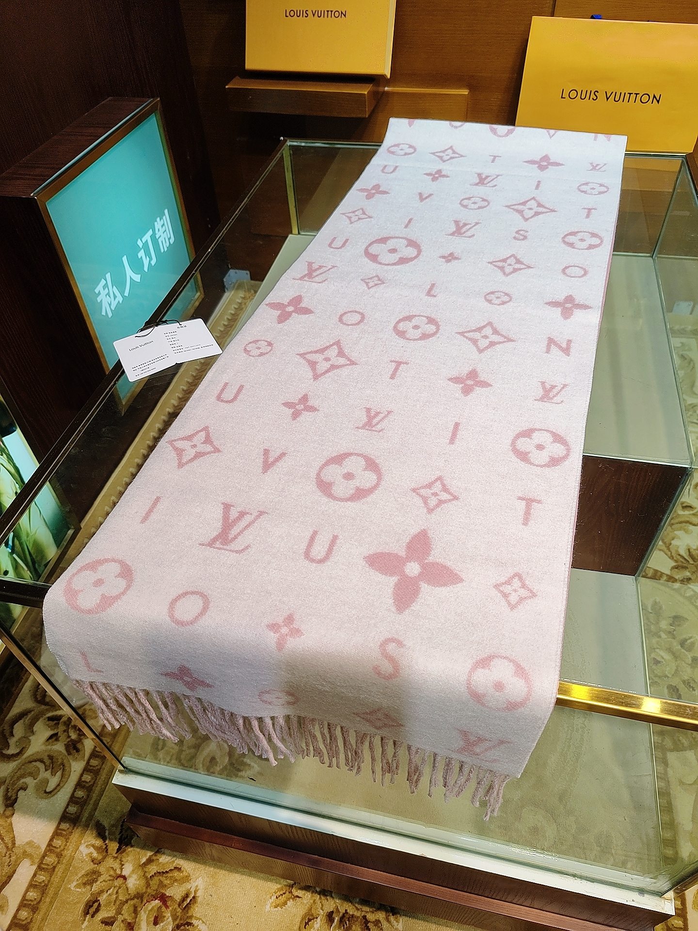 Reykjavik 2.0 围巾为柔软山羊绒标注 Monogram 花卉和 LV 字母，其间点缀品牌名称