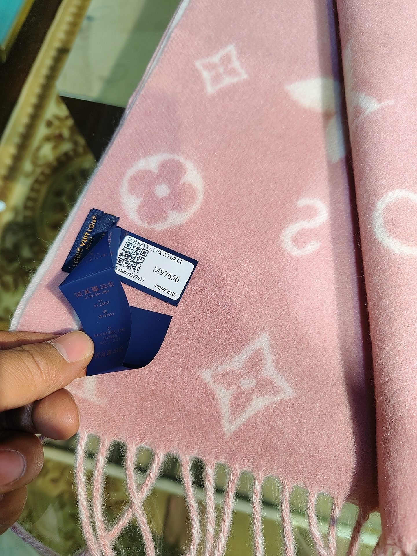 Reykjavik 2.0 围巾为柔软山羊绒标注 Monogram 花卉和 LV 字母，其间点缀品牌名称