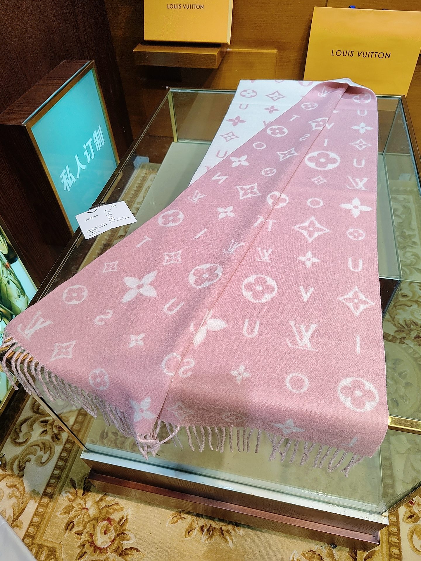 Reykjavik 2.0 围巾为柔软山羊绒标注 Monogram 花卉和 LV 字母，其间点缀品牌名称