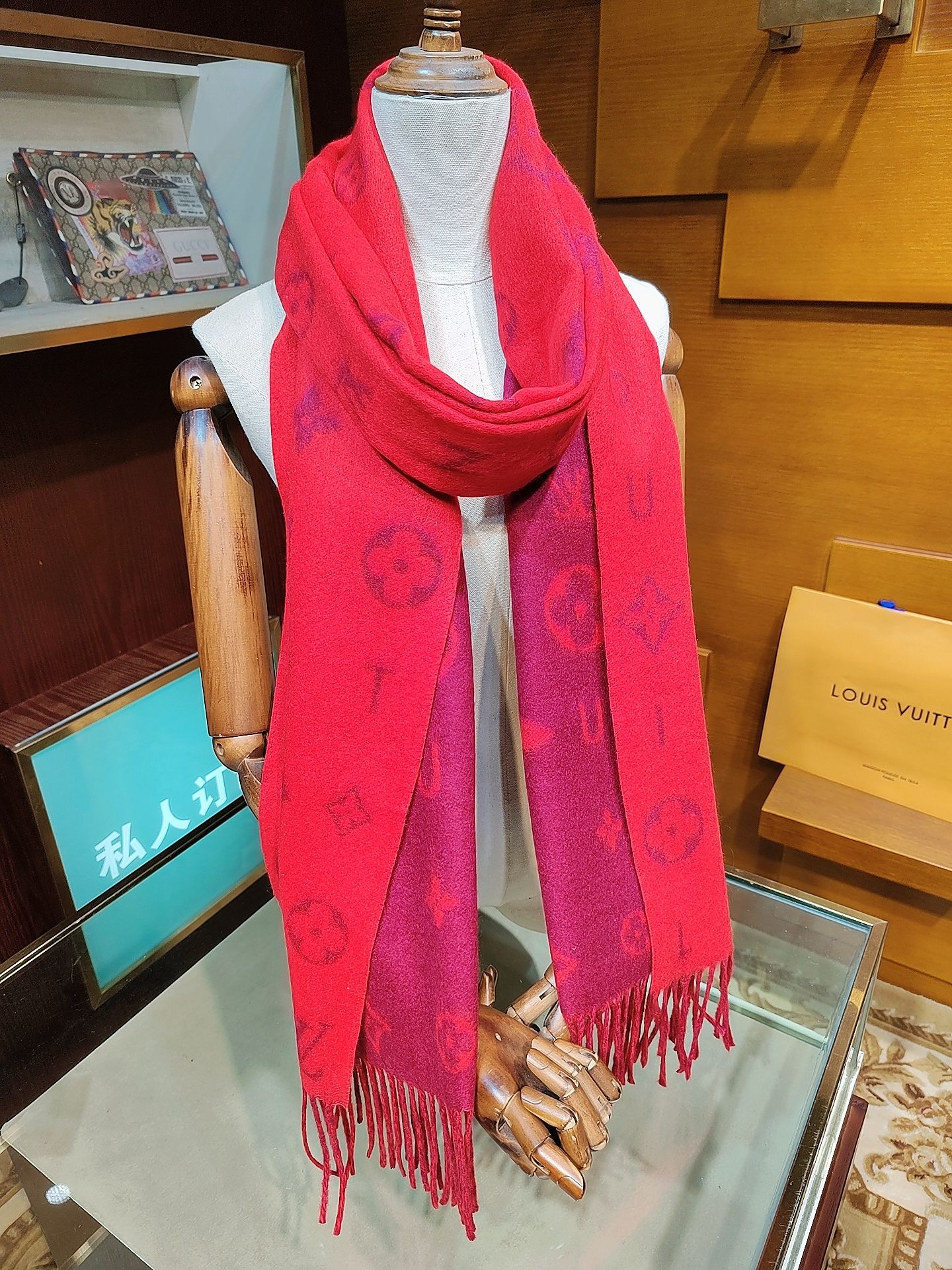 Reykjavik 2.0 围巾为柔软山羊绒标注 Monogram 花卉和 LV 字母，其间点缀品牌名称