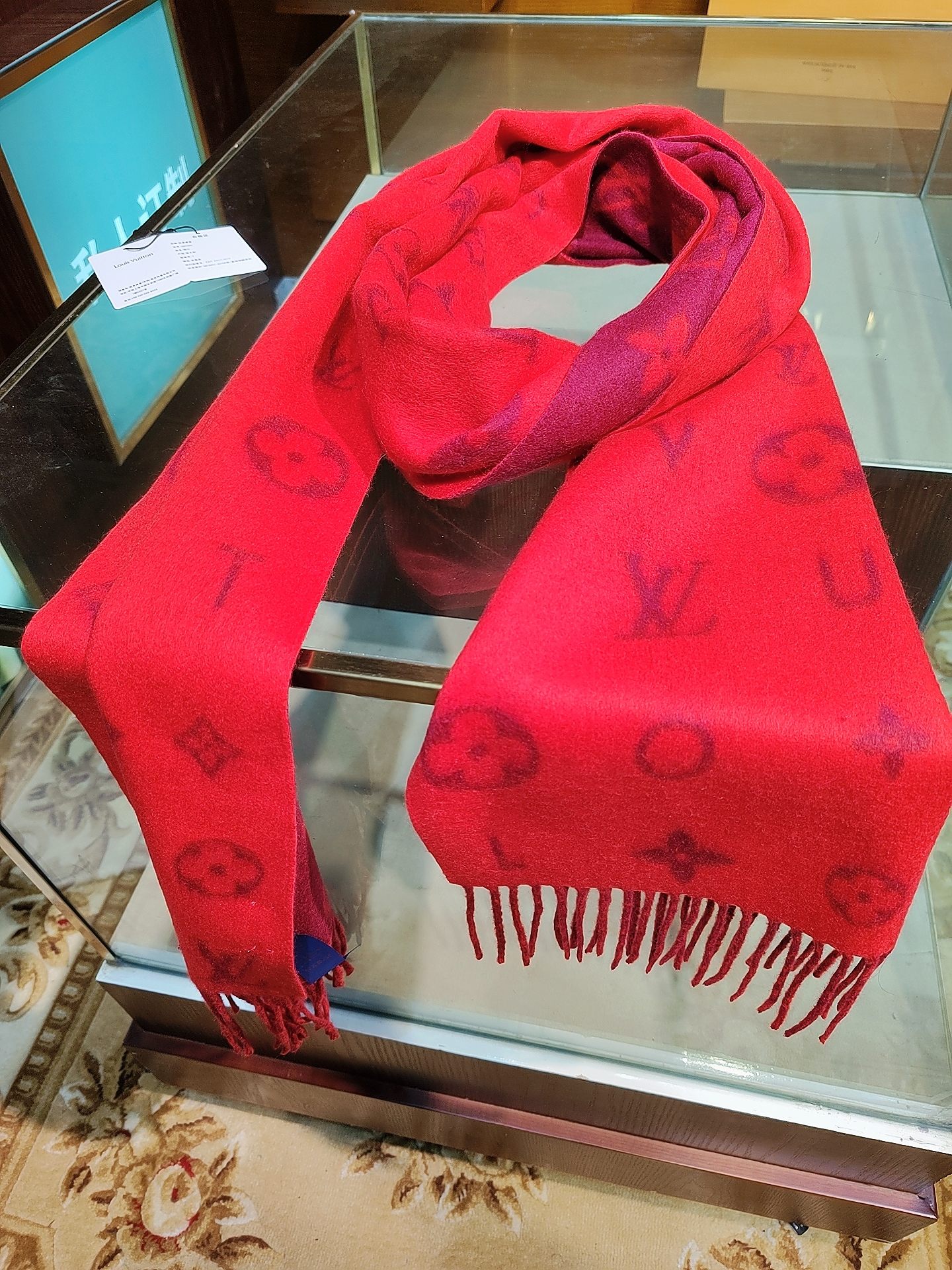 Reykjavik 2.0 围巾为柔软山羊绒标注 Monogram 花卉和 LV 字母，其间点缀品牌名称