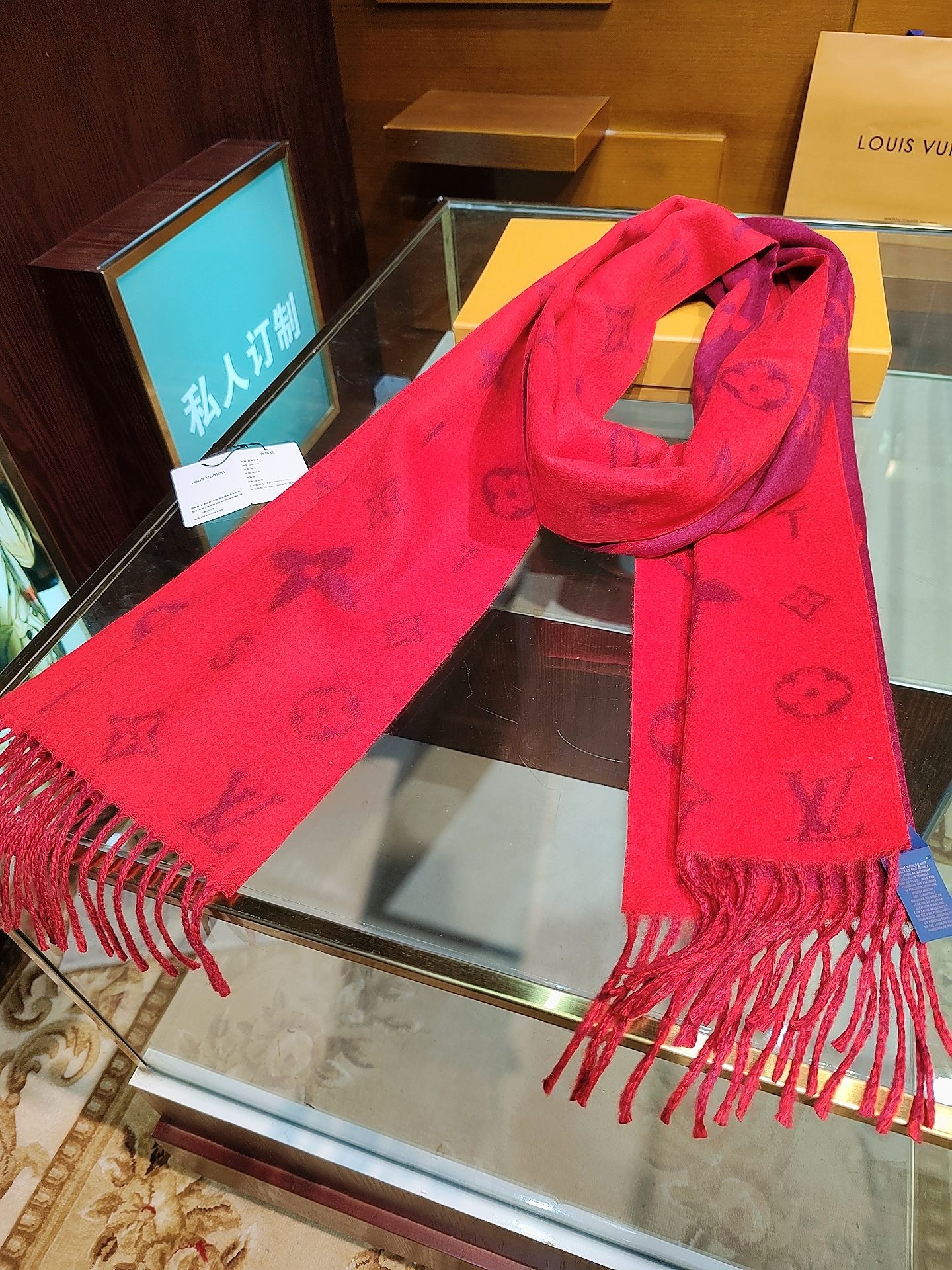 Reykjavik 2.0 围巾为柔软山羊绒标注 Monogram 花卉和 LV 字母，其间点缀品牌名称